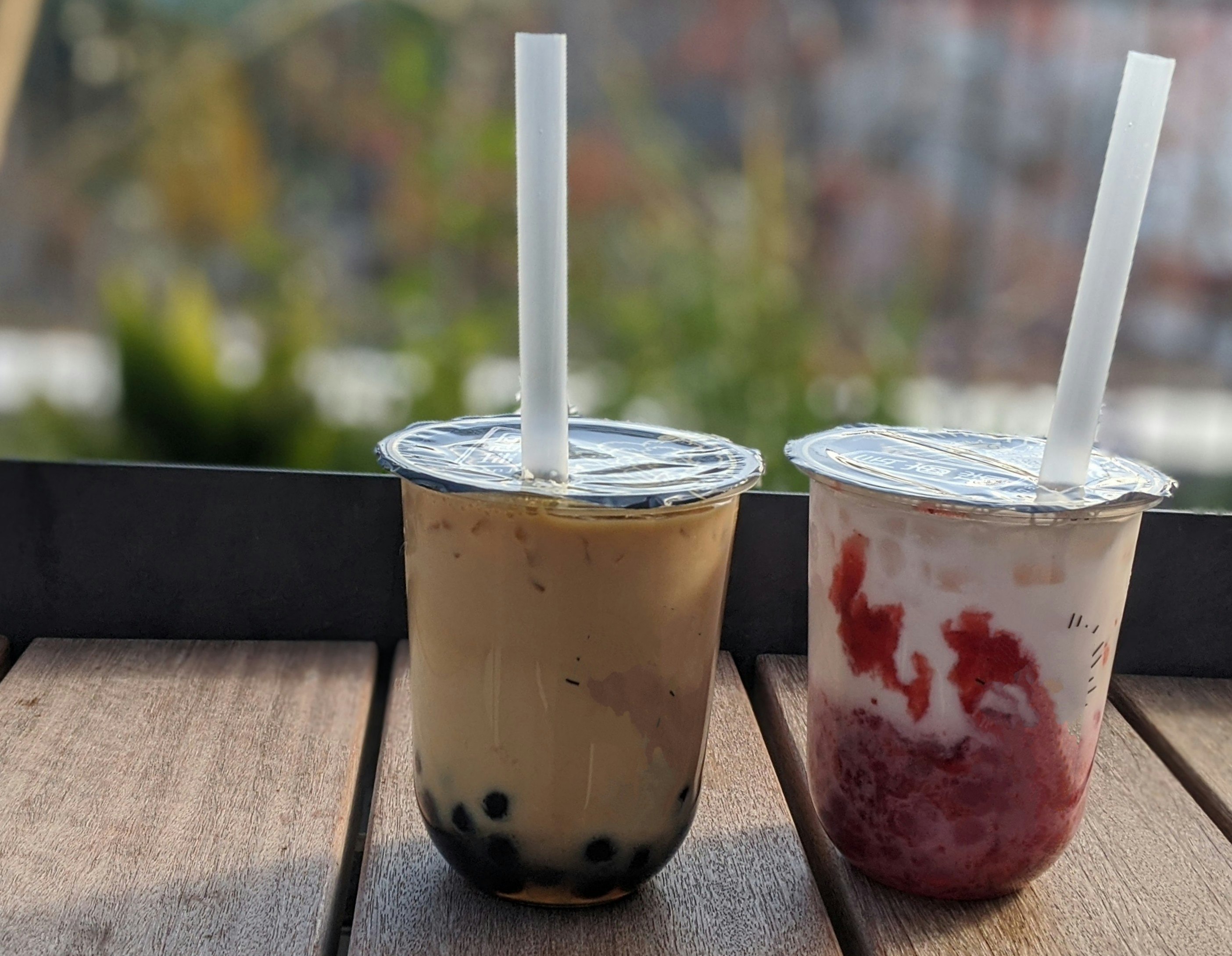 桌上兩杯珍珠奶茶飲品並排