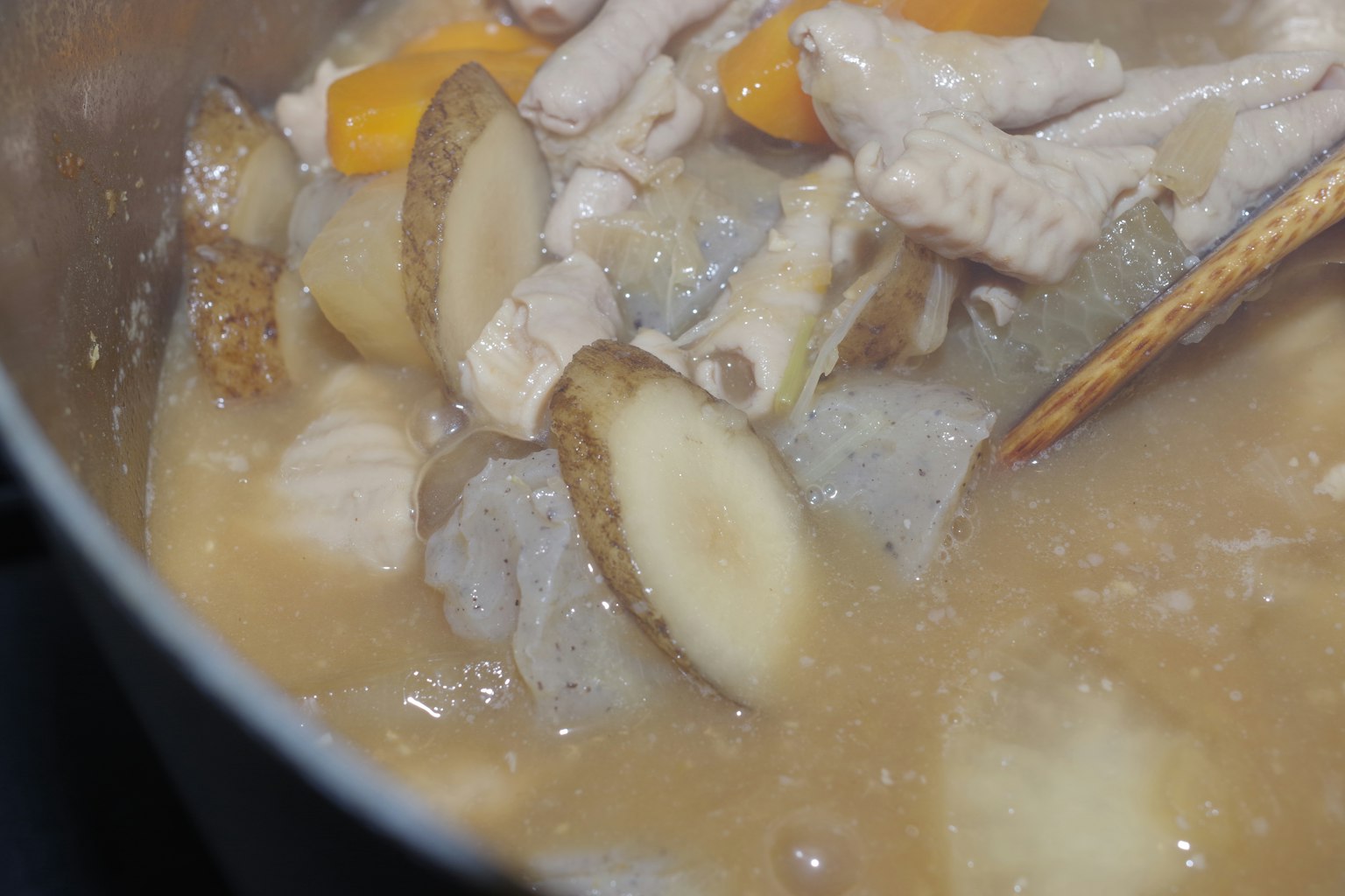 ซุปไก่และผักที่กำลังเคี่ยวในหม้อ