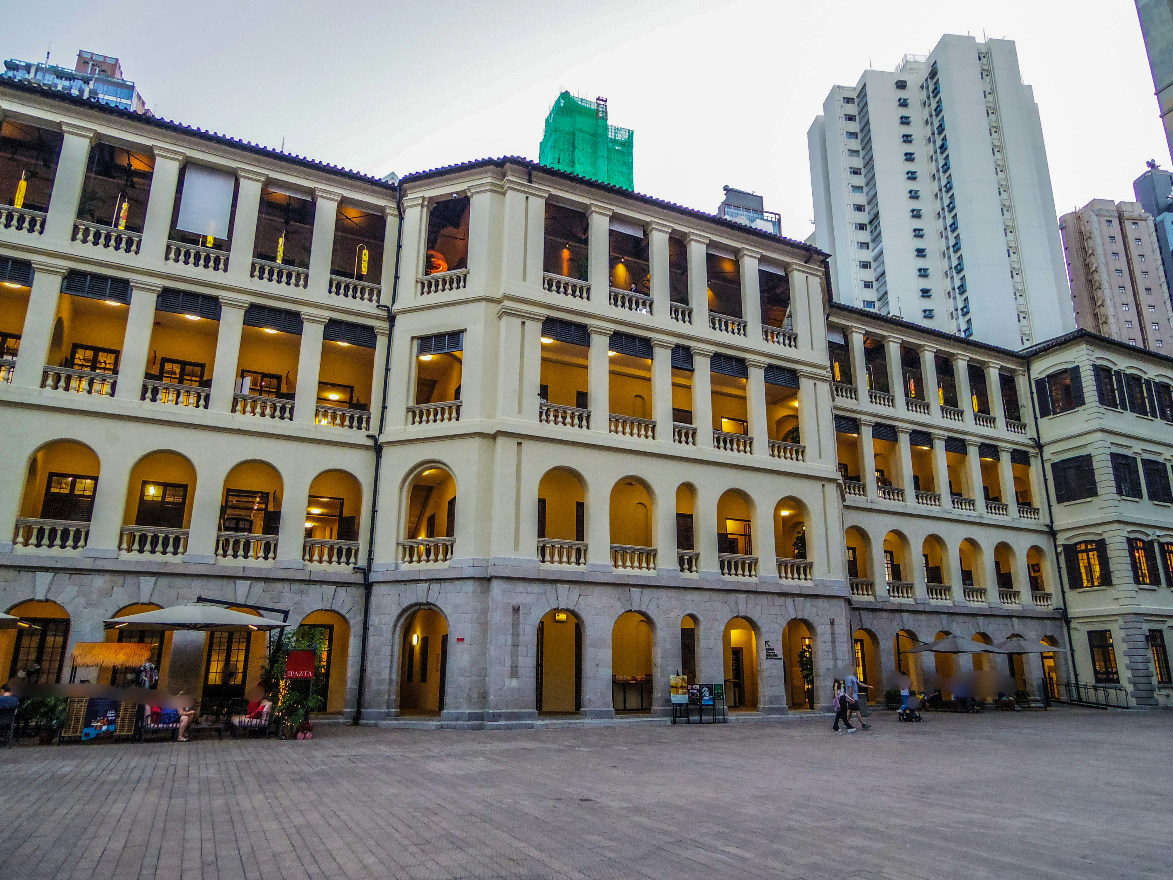 带拱廊拱门的历史建筑庭院