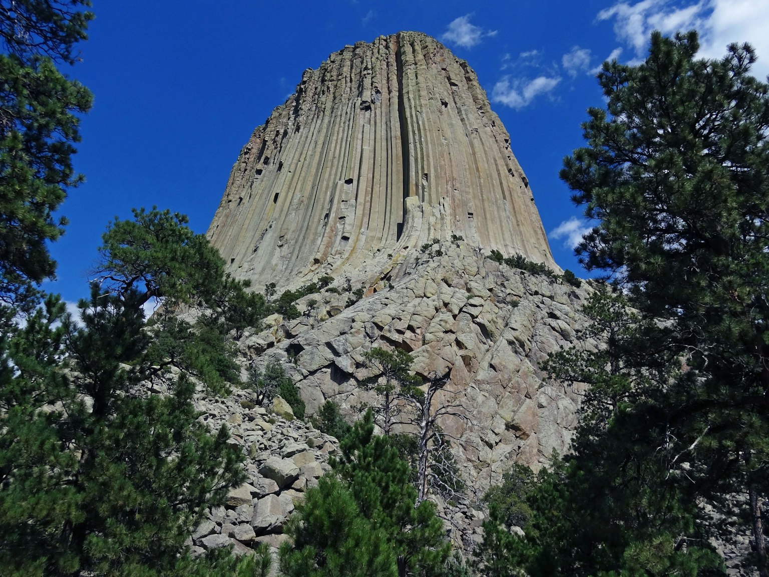 La majestuosa formación rocosa de Little Norse Tower se eleva bajo un cielo azul