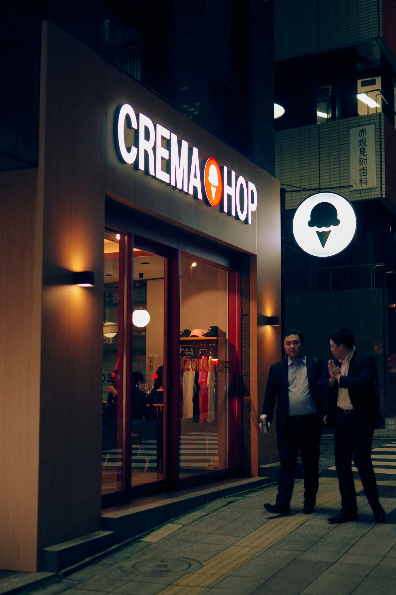 夜间有两名男子的CREMA HOP外观