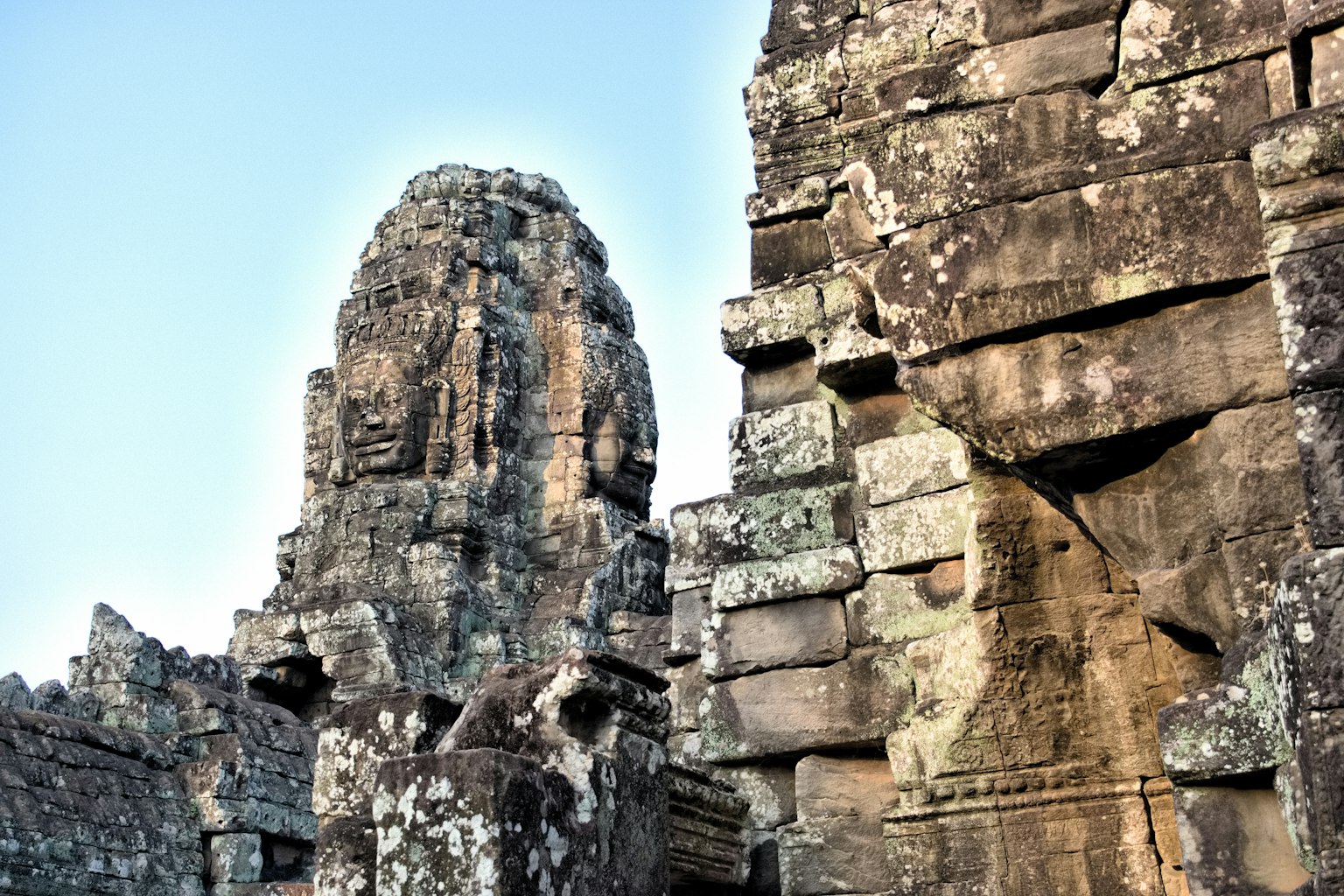 Sculture in pietra e struttura della torre del tempio Bayon ad Angkor Wat