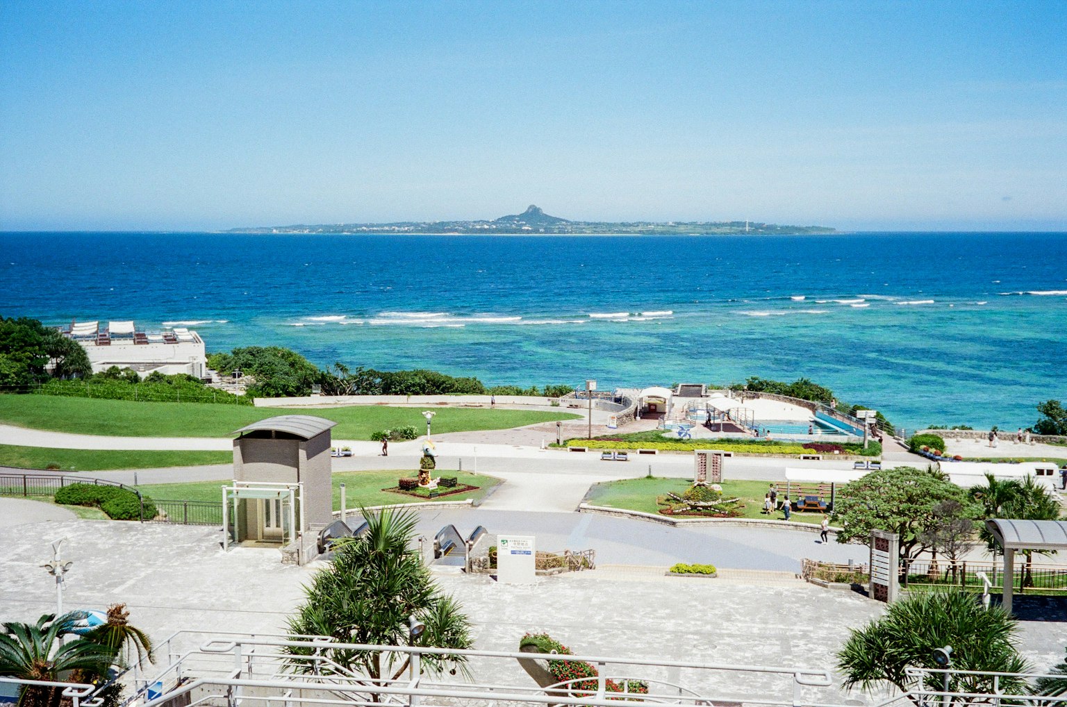 ทิวทัศน์ที่สวยงามมีทะเลสีน้ำเงินและหญ้าสีเขียว