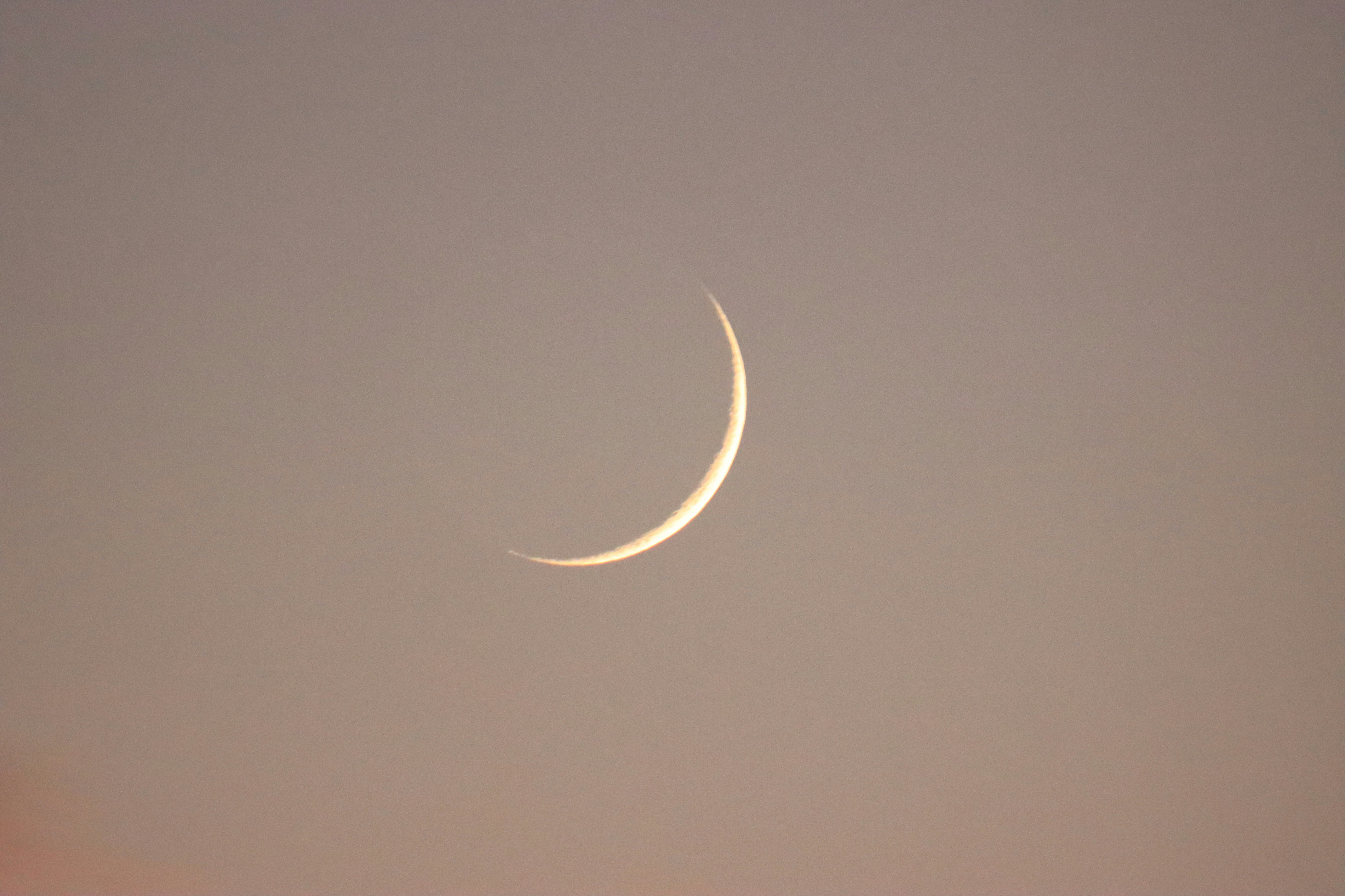 夕暮れの空に浮かぶ月の細い三日月