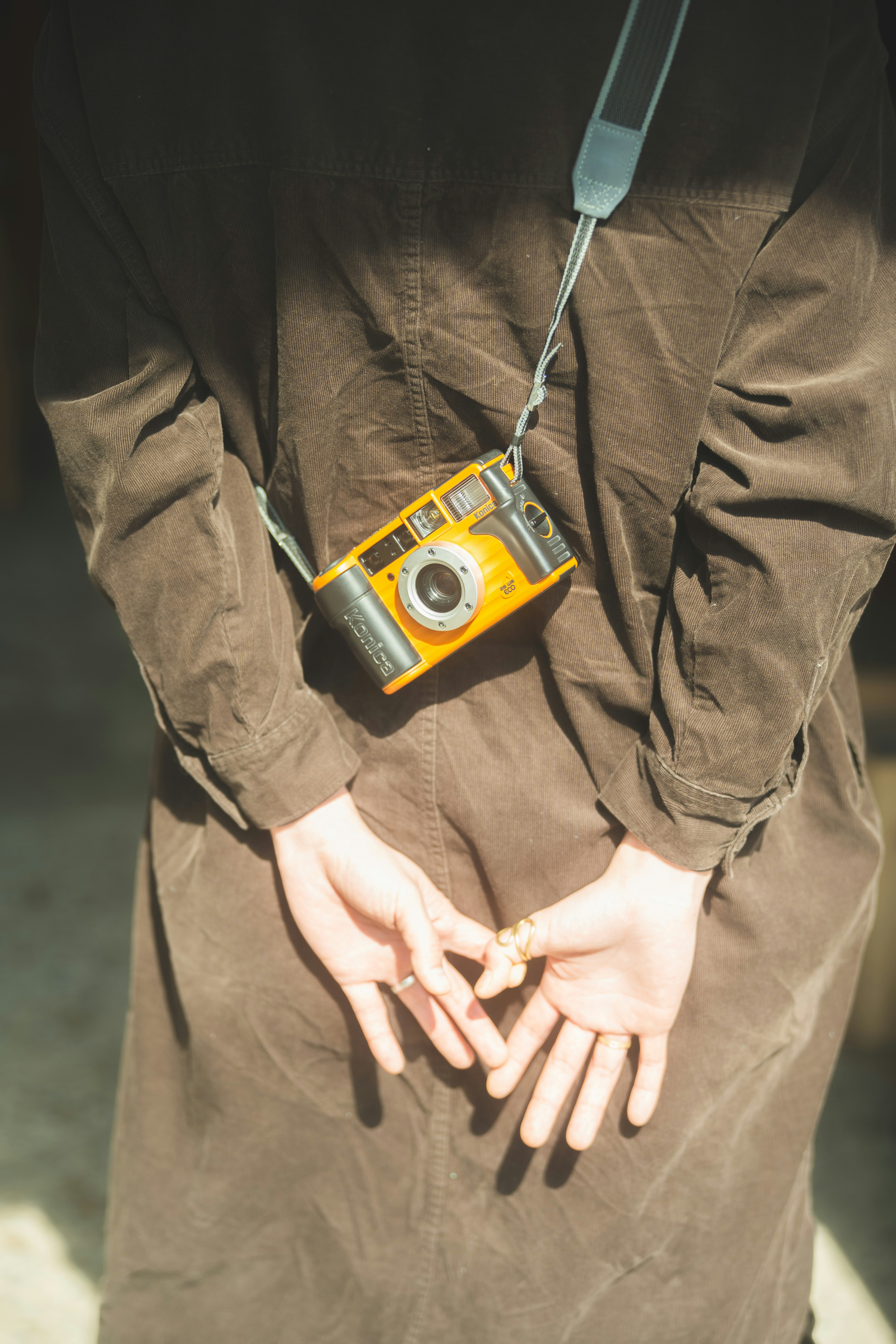 mani di un lavoratore con un trasmettitore radio portatile