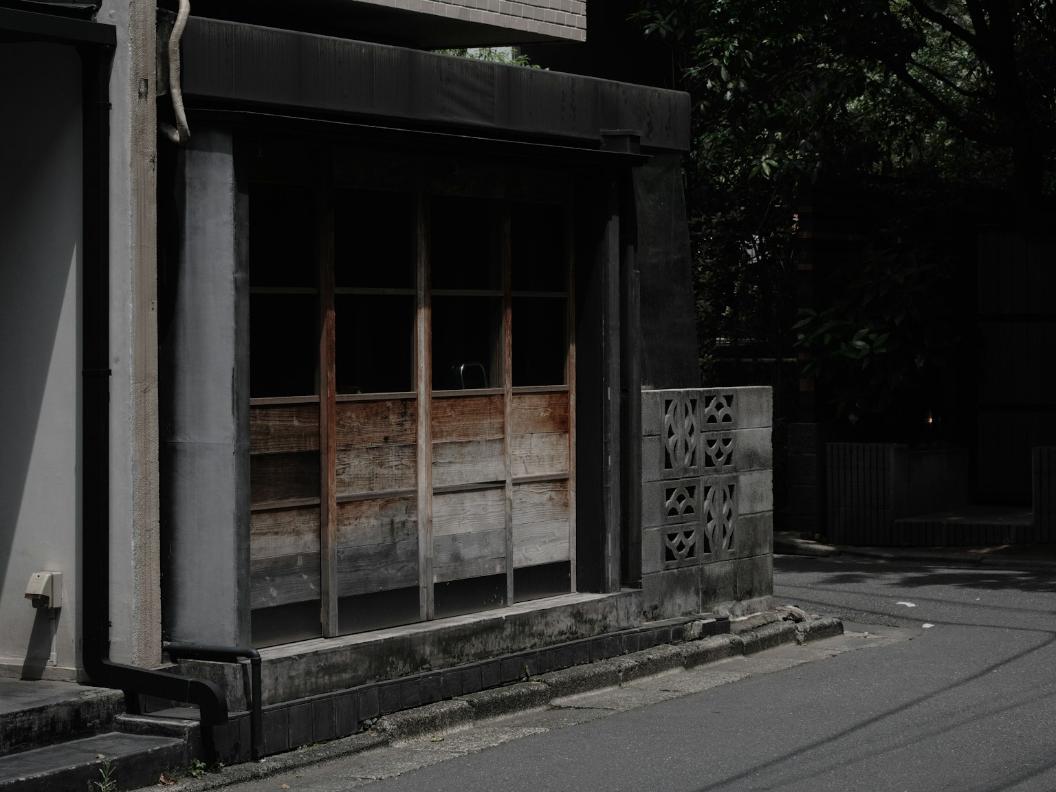 Exterior de un edificio con una puerta de madera distintiva