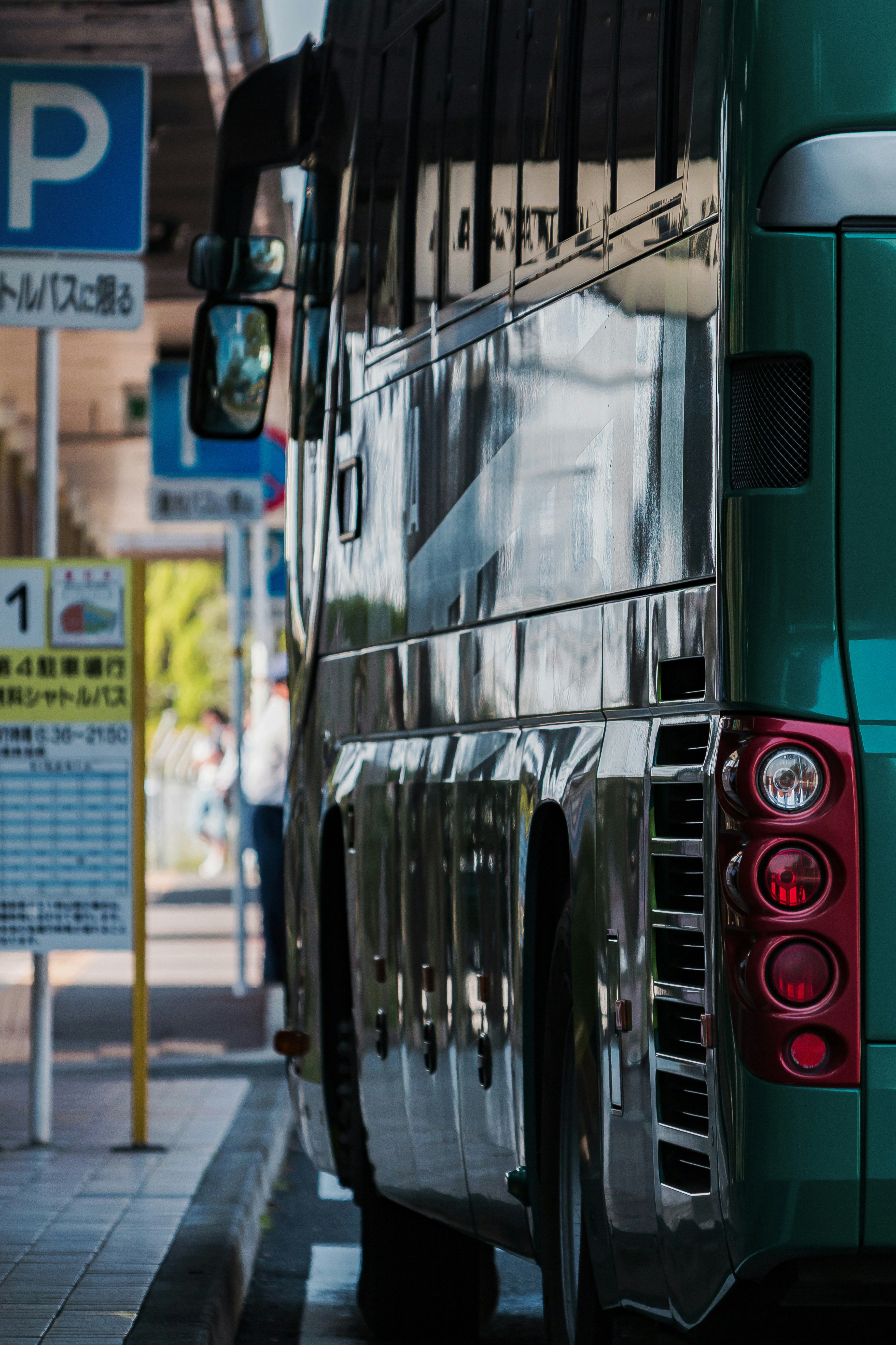 路地の駐車場で並ぶトラックと車のフロント画像