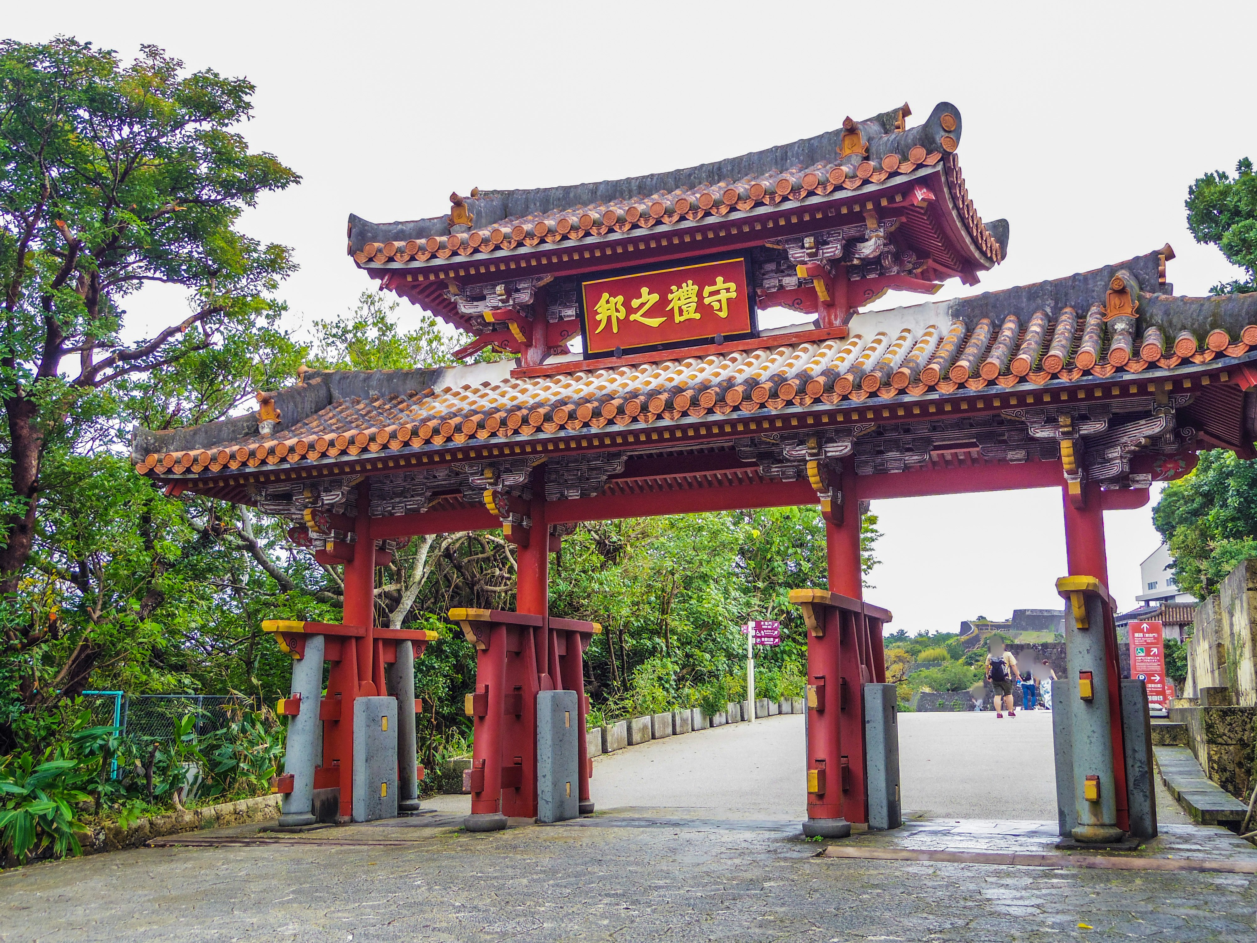 赤い門と瓦屋根のある寺院の山門