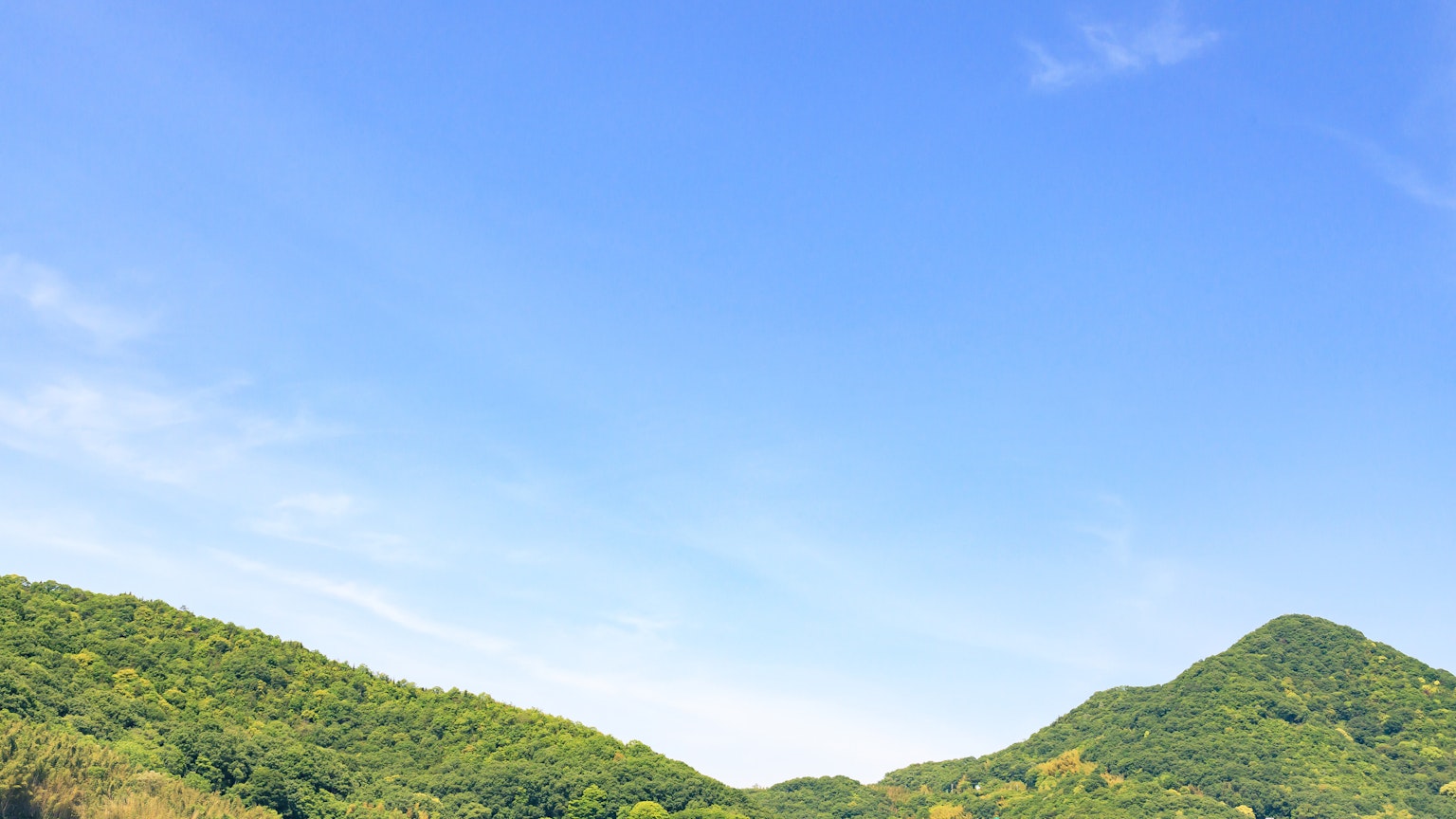 Paysage avec ciel bleu et collines vertes