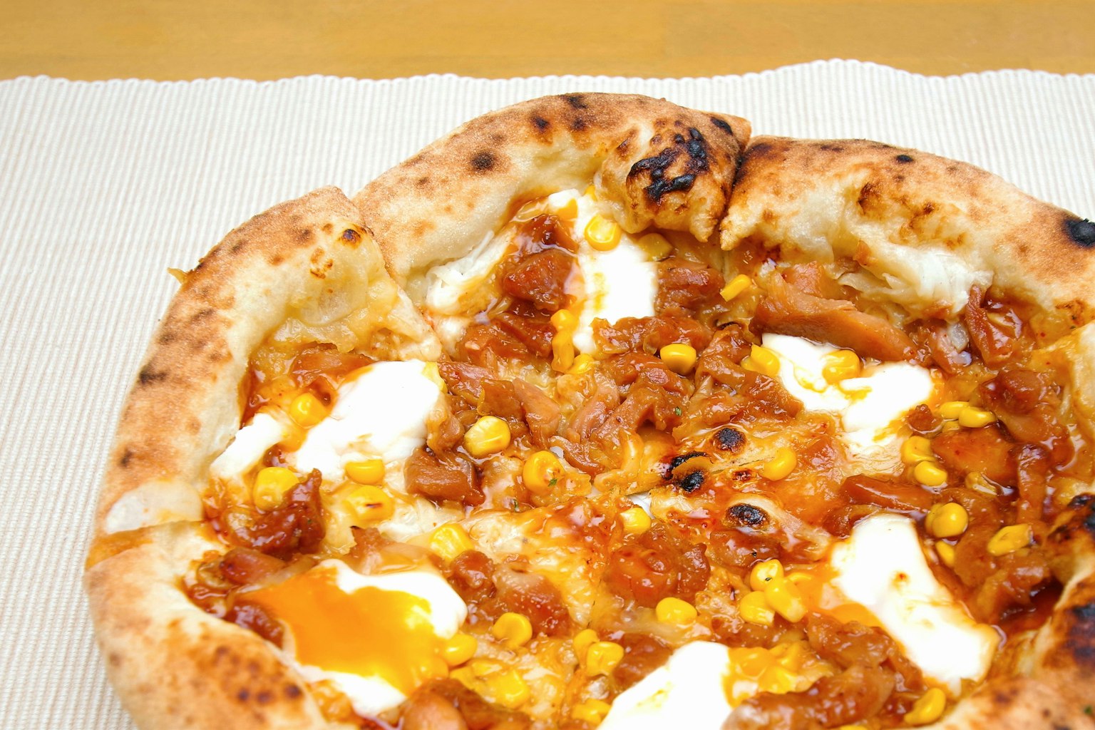 Pizza fraîchement cuite garnie de mozzarella et de maïs