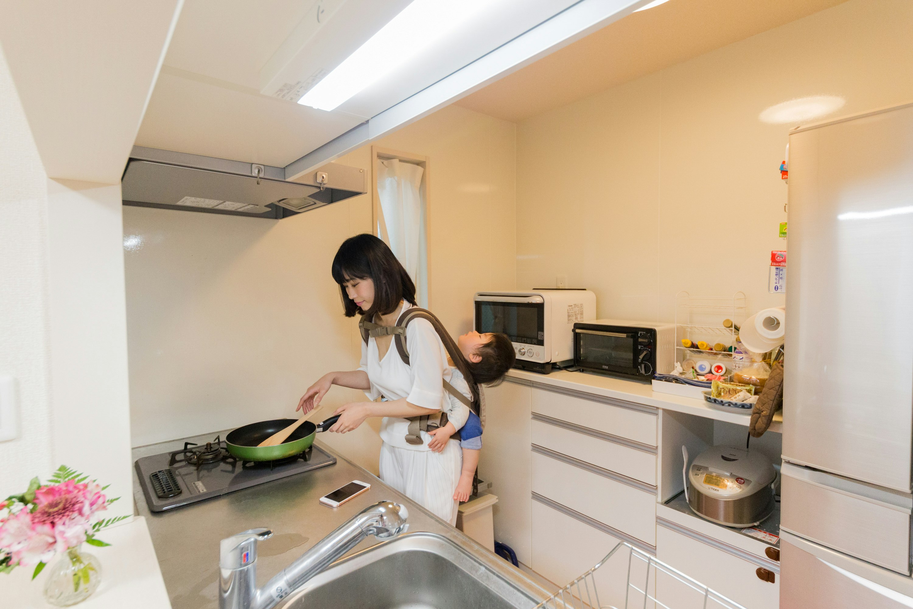 Un parent et un enfant cuisinent ensemble dans une cuisine