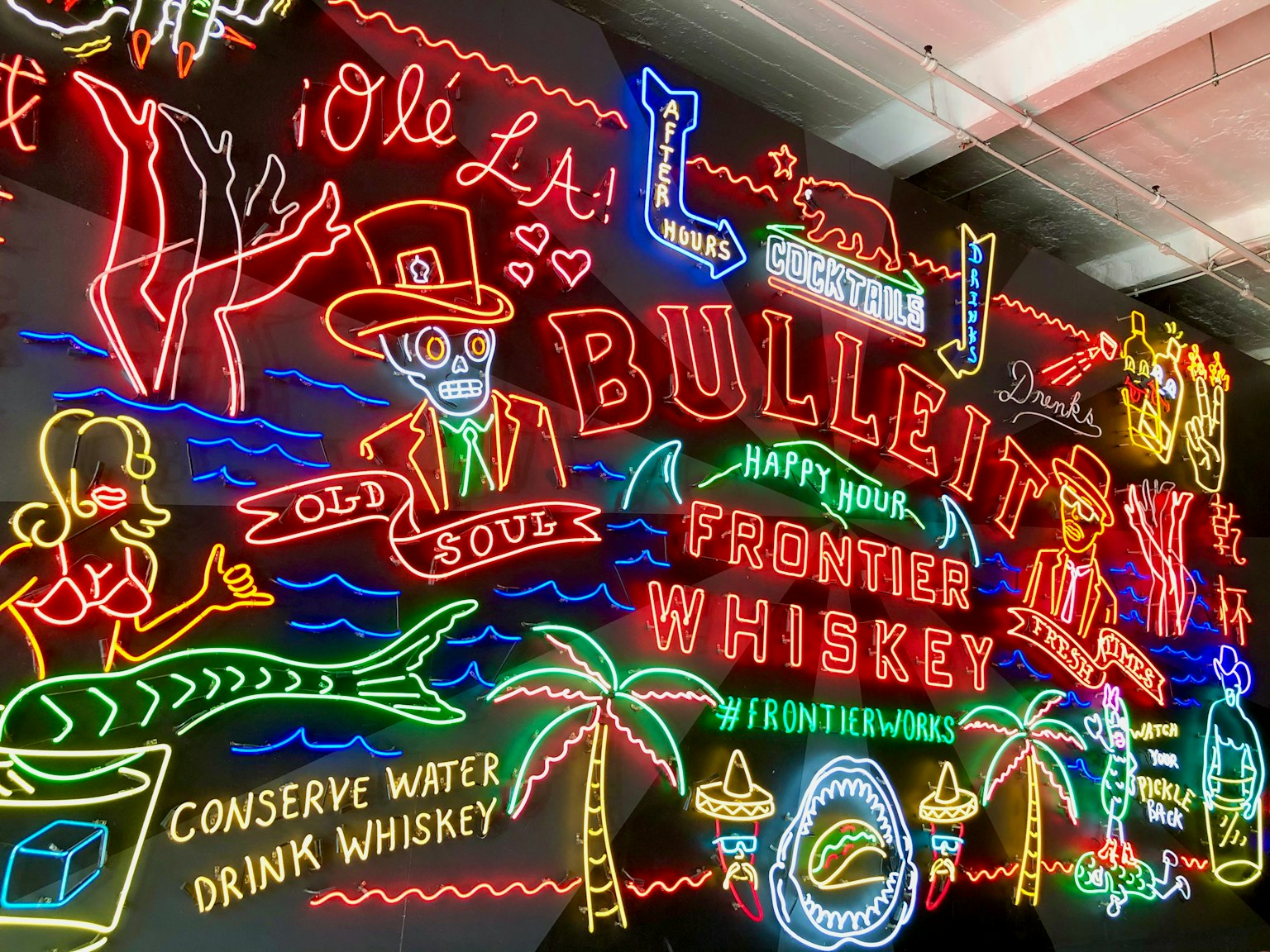 ์ปฌ๋ฌํํ ๋ค์จ์ฌ์ธ ๋ฒฝ์ ์๋ ๋ถ๋ฆฟ ํ๋ก ํฐ์ด ์์คํค ๊ด๊ณ