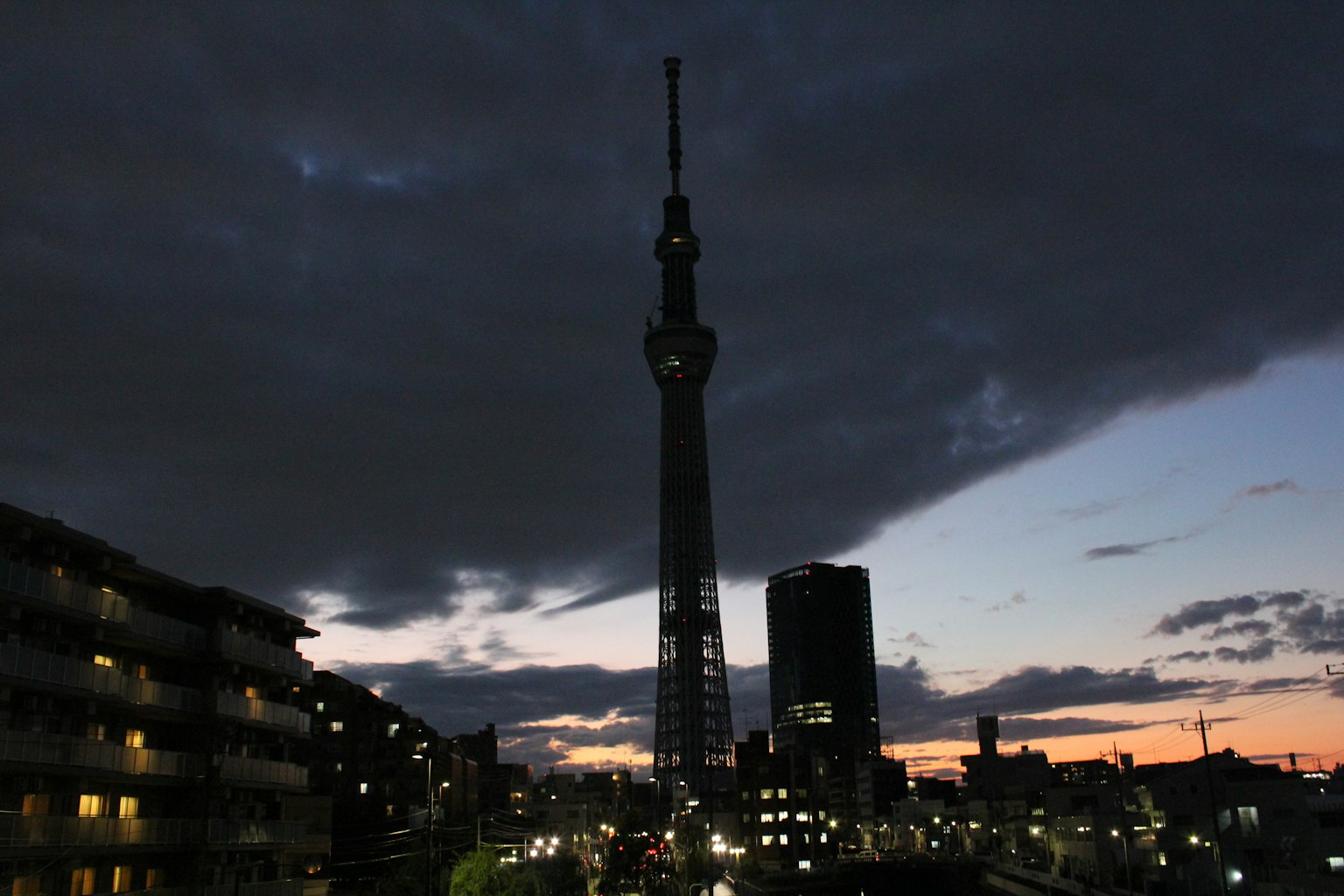 Tokyo Skytree de noche con nubes oscuras
