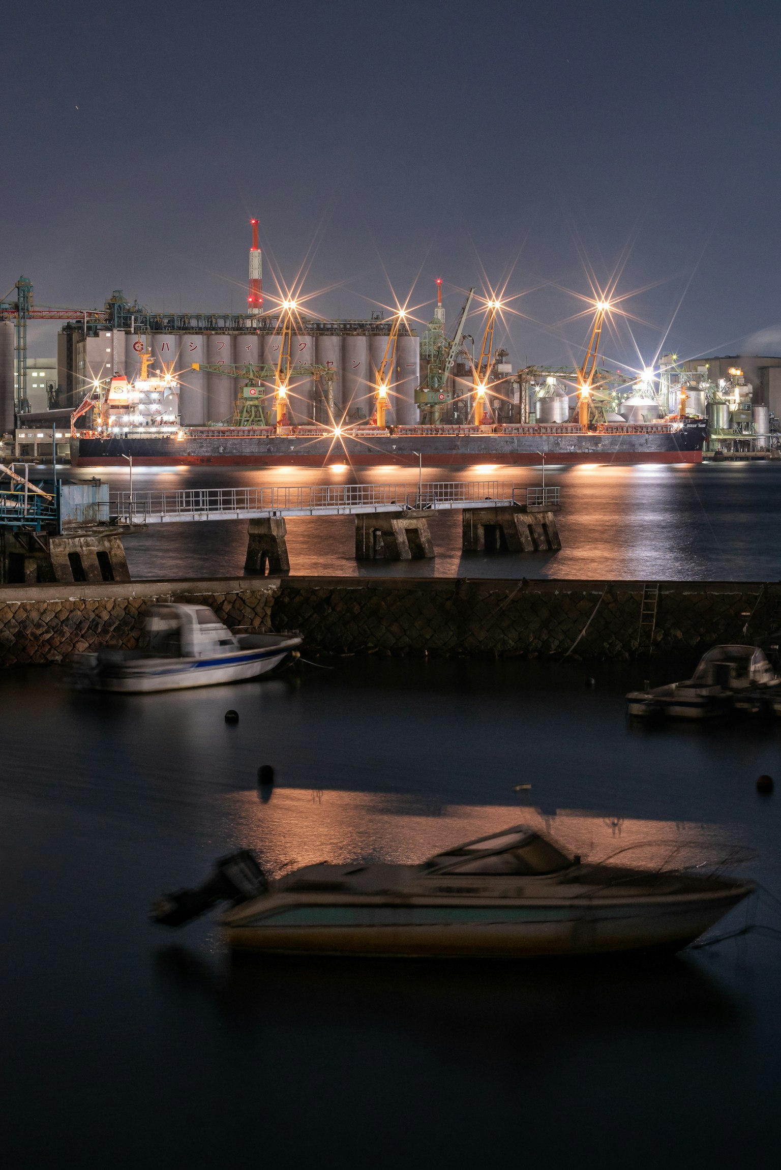 夜間在港口漂浮的小船與照明的橋