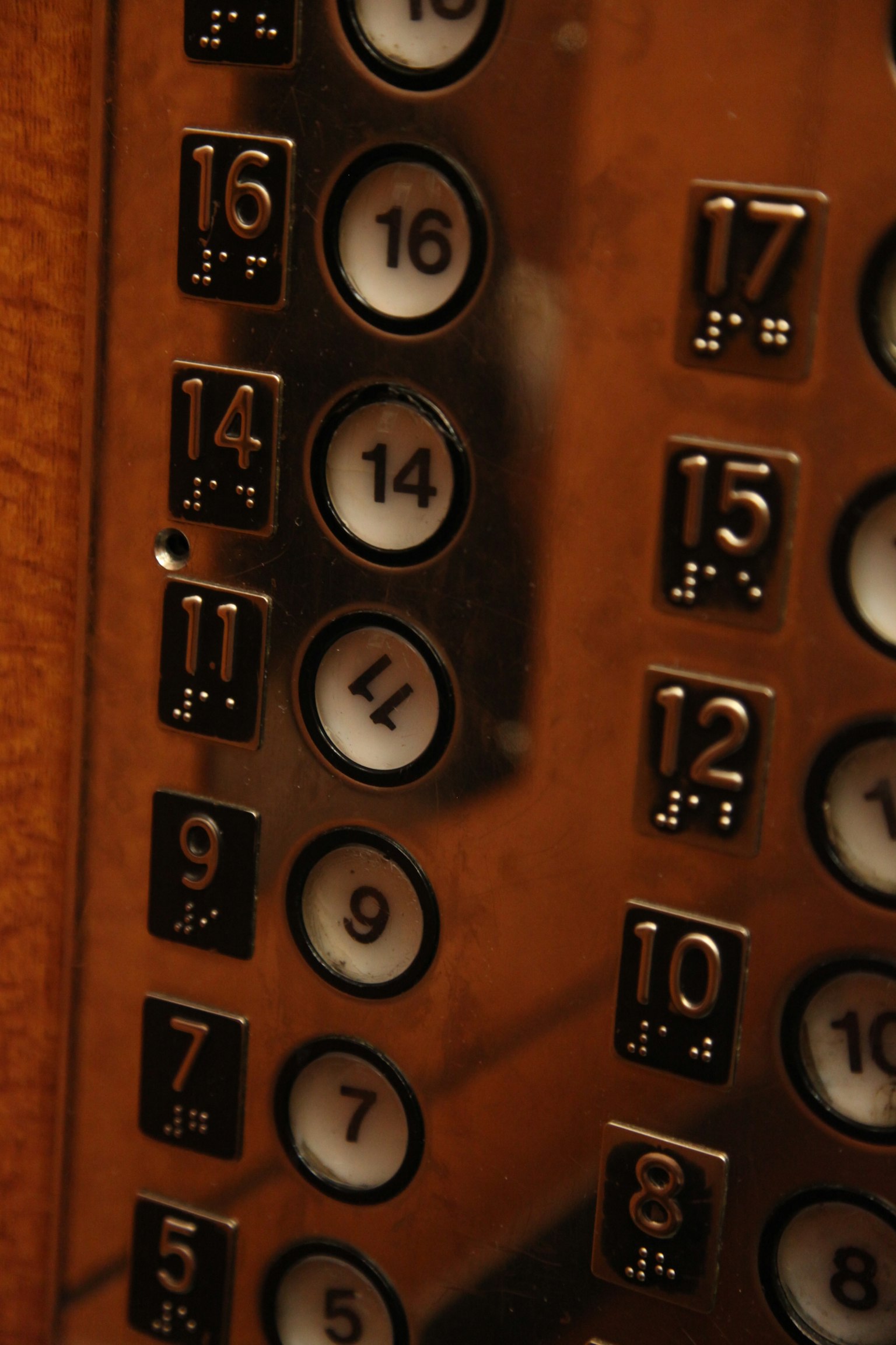 Imagen de un panel de botones de ascensor con números claramente visibles