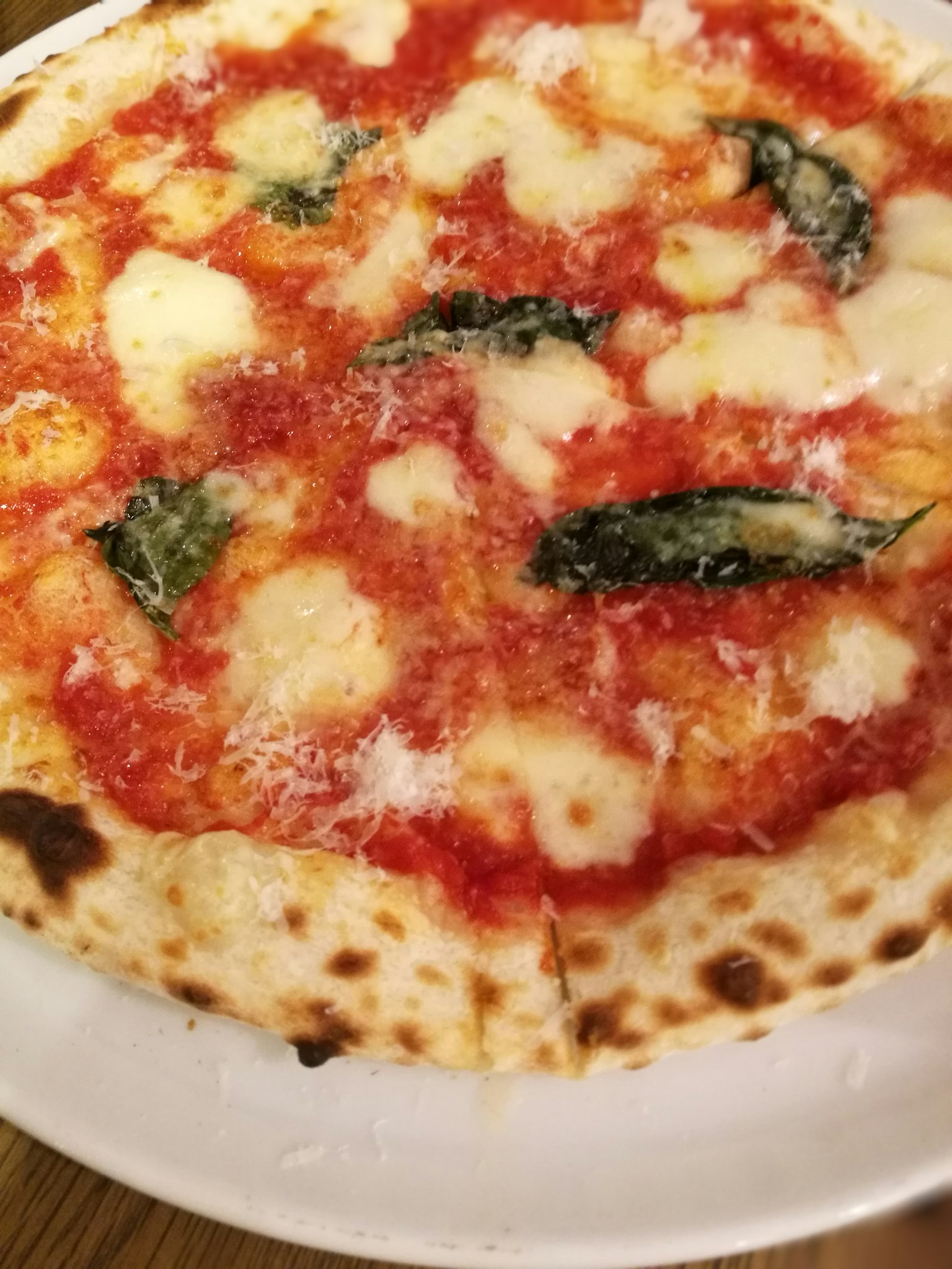 Pizza con salsa di pomodoro mozzarella e foglie di basilico