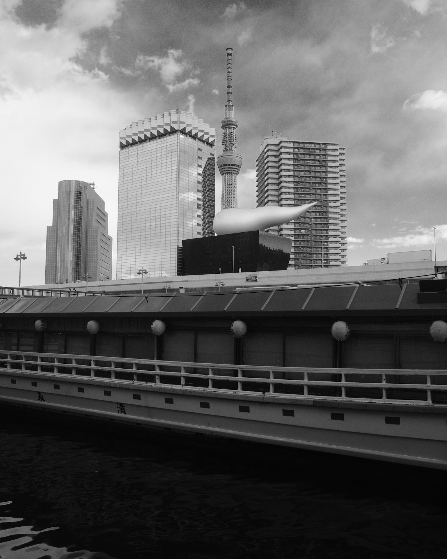 Paisaje urbano en blanco y negro con rascacielos modernos y la Tokyo Skytree