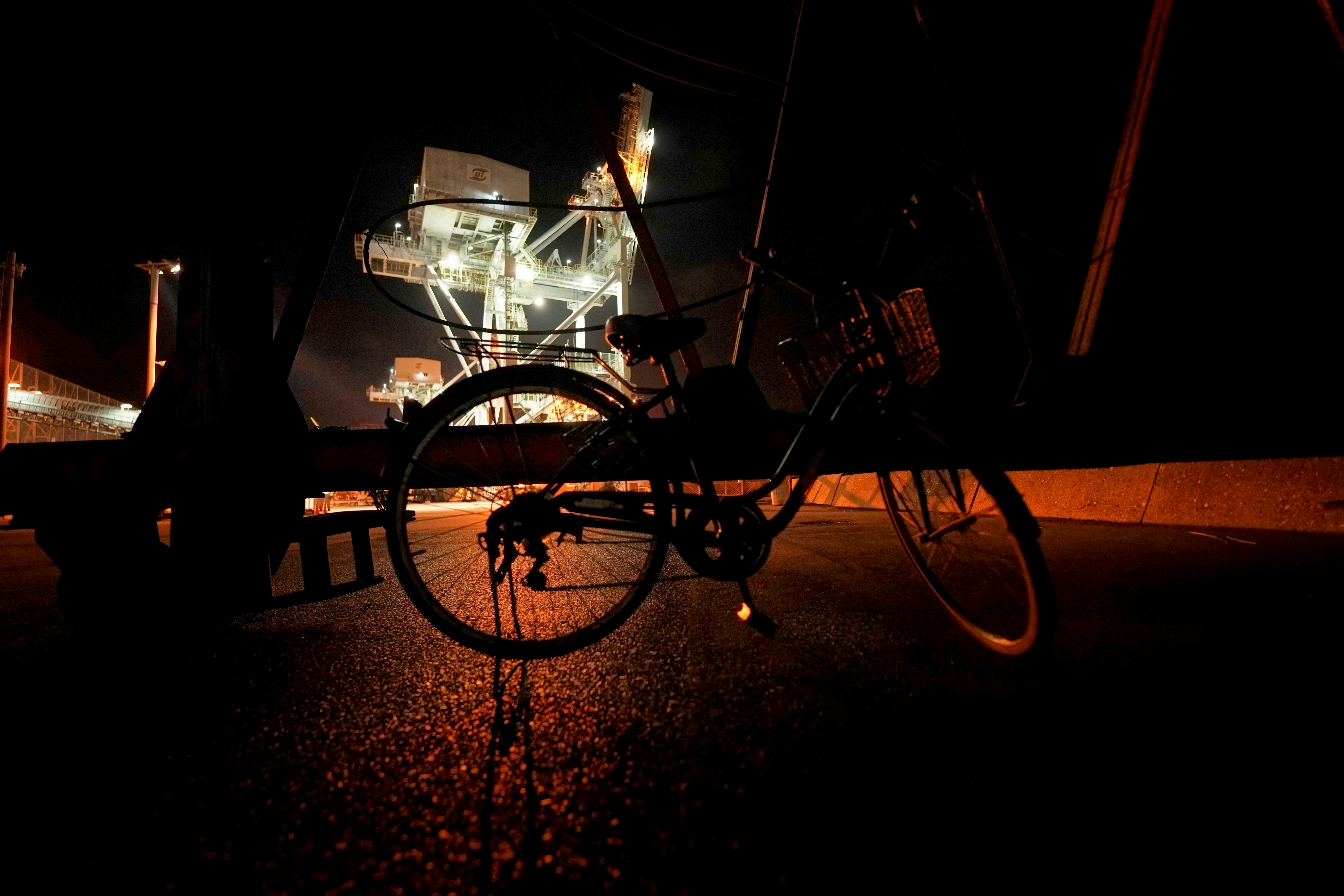 夜の路上を走る馬車風の手押し車と街灯の光