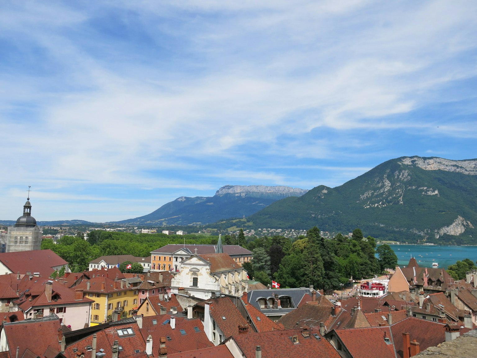 Vista panoramica di Annecy con tetti e montagne