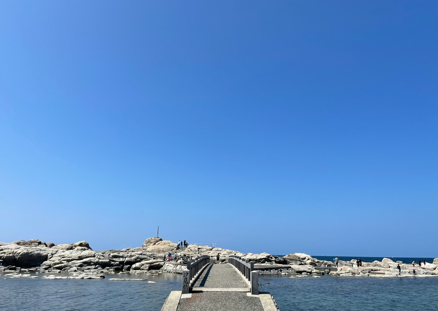 Vista panoramica di un molo circondato da cielo e mare blu