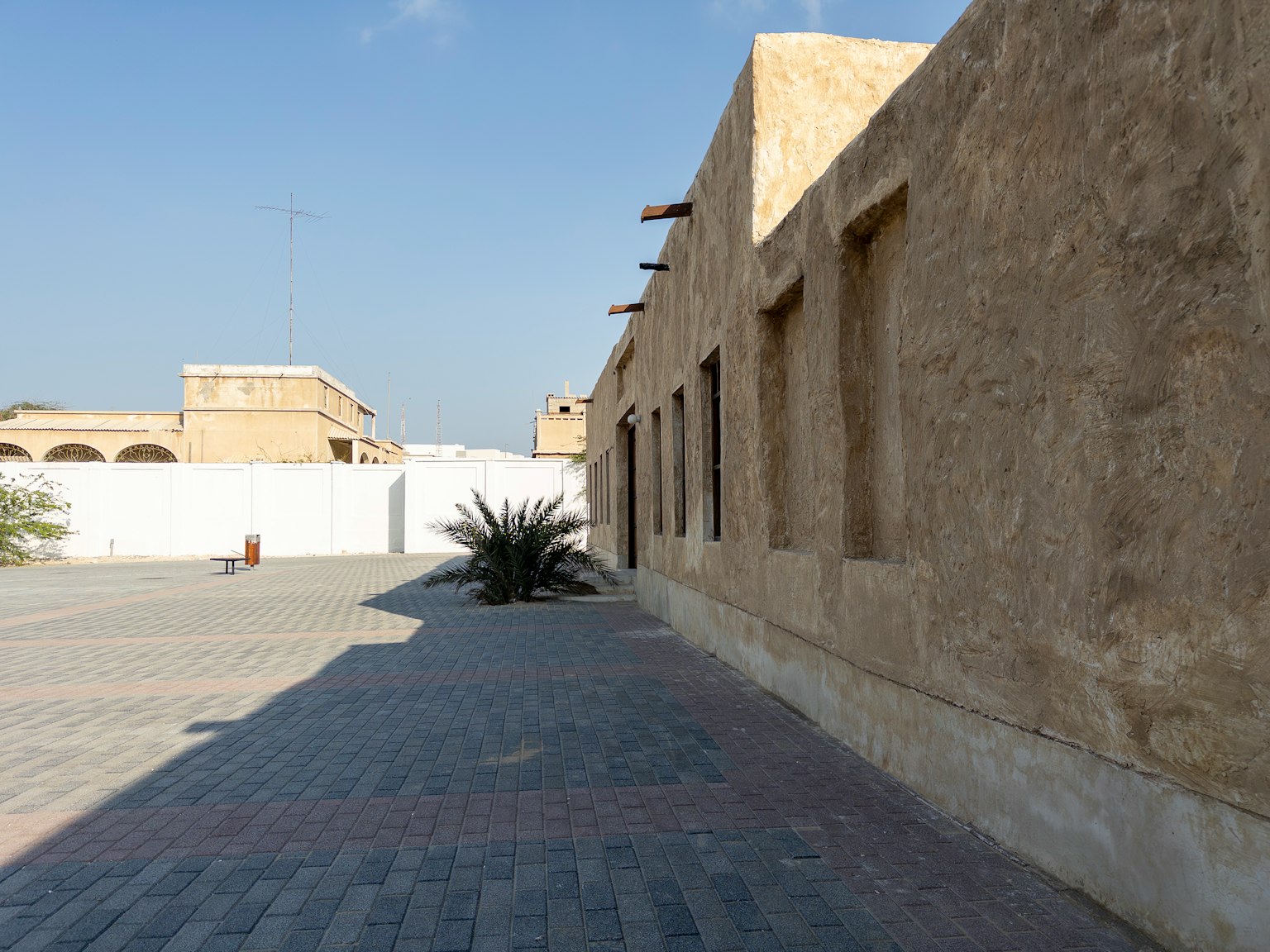 Edificio antiguo con paredes arenosas y pavimento de piedra