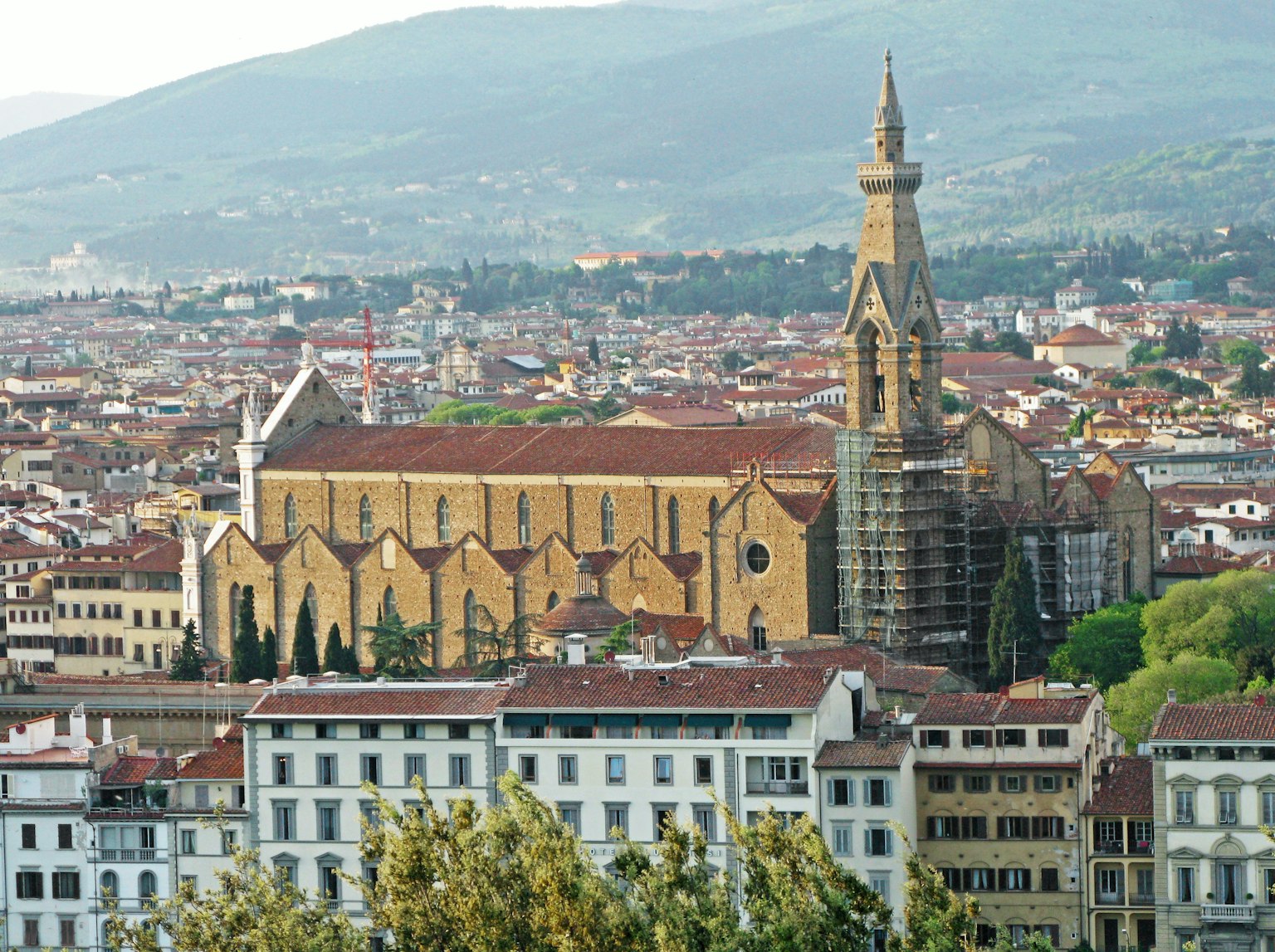 Pemandangan udara Gereja Santa Croce di Florence dengan pemandangan kota sekitarnya