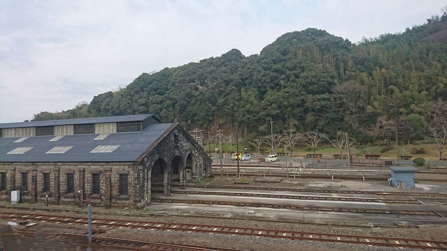 舊火車站建築與背景的綠樹