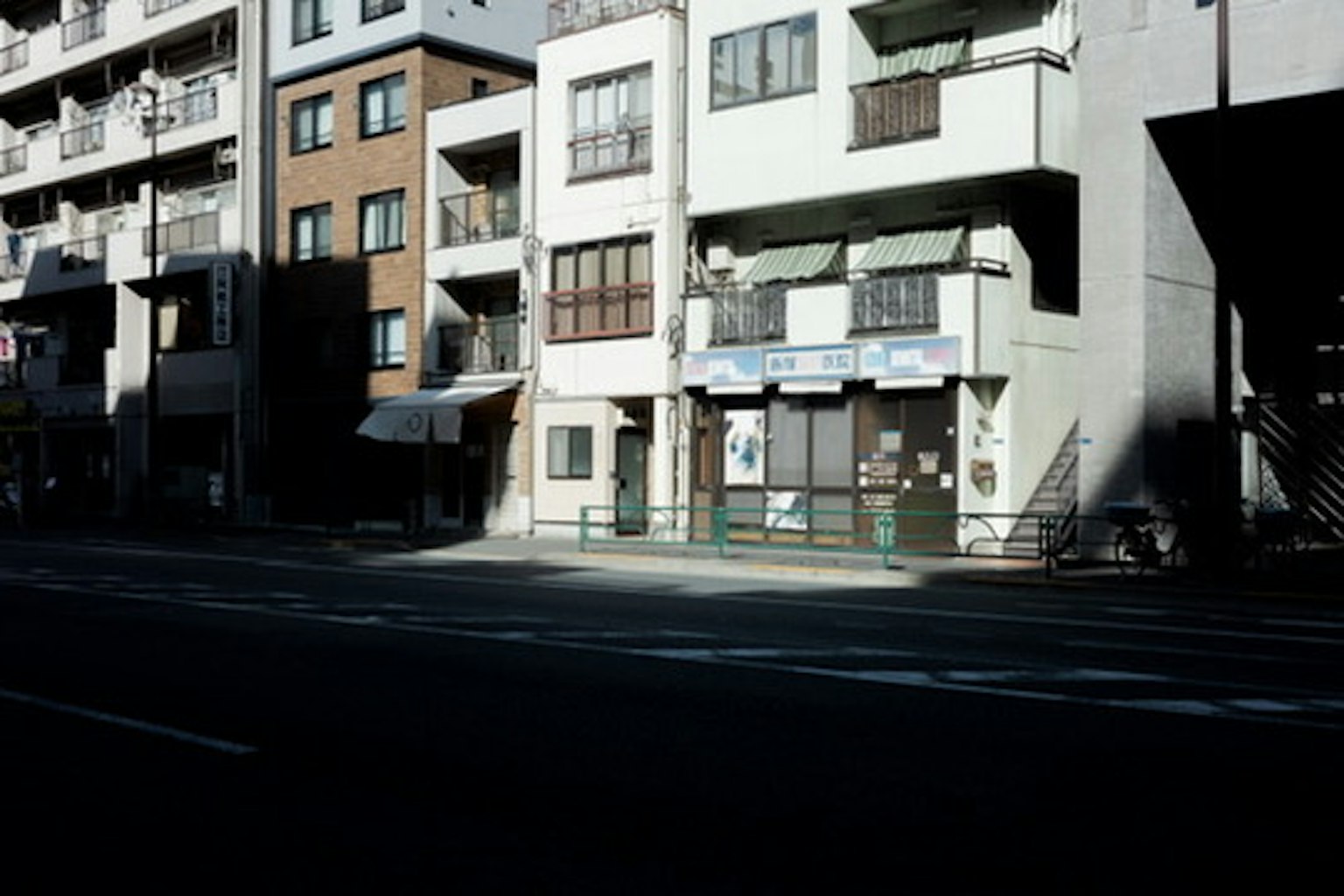 Escena de calle tranquila con edificios y tiendas antiguas