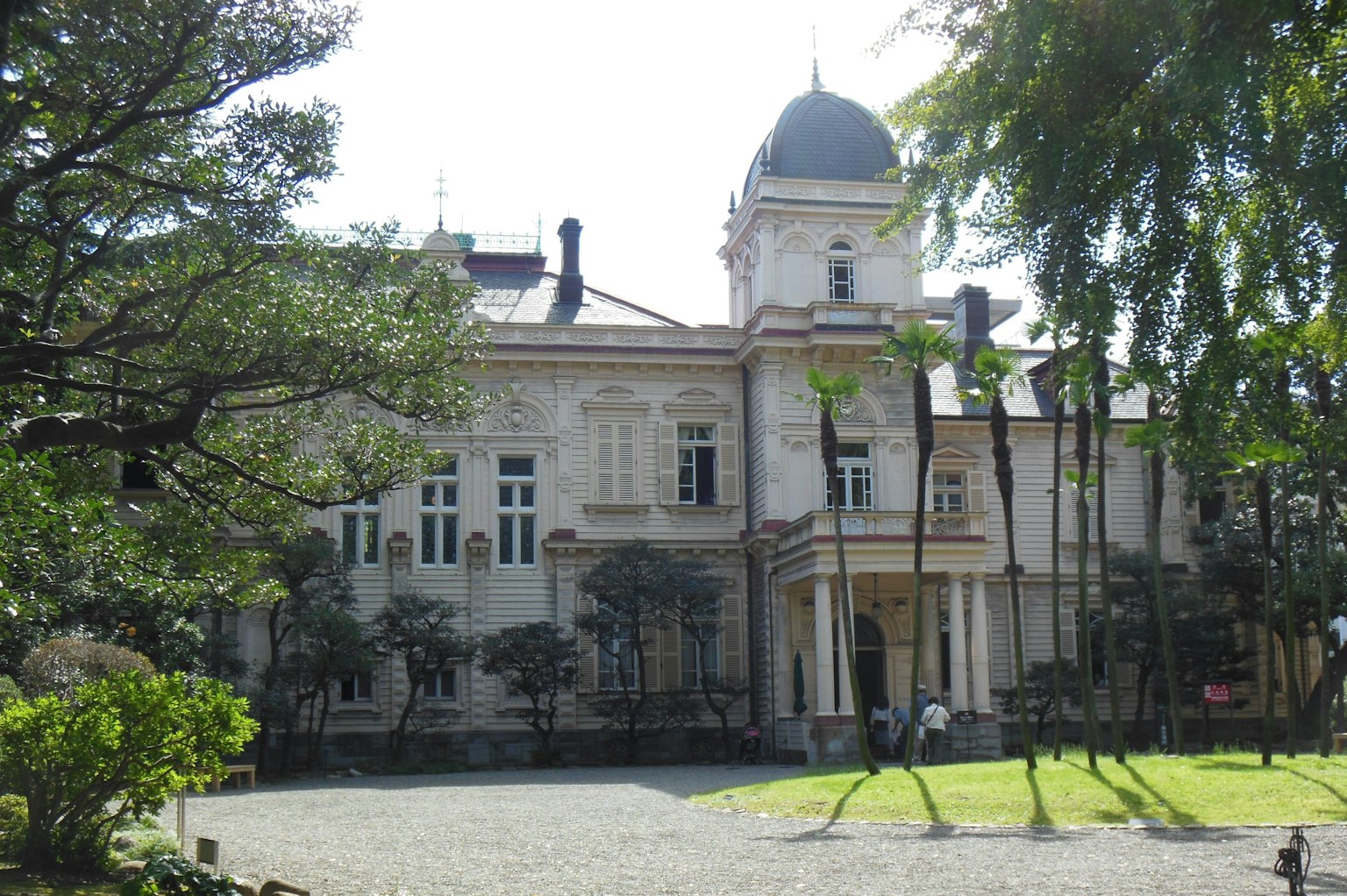 歷史建築外觀，特色是圓頂屋頂和郁郁蔥蔥的花園