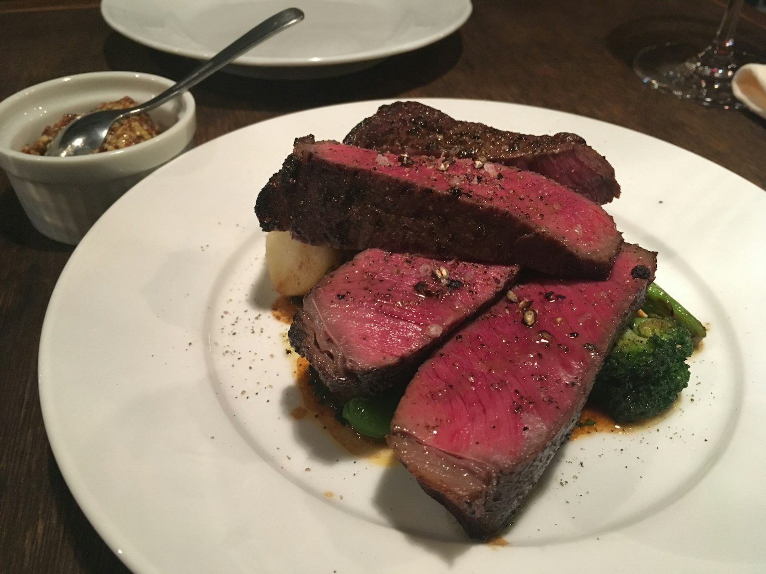 Saftiger Steak-Teller mit Brokkoli und Sauce daneben