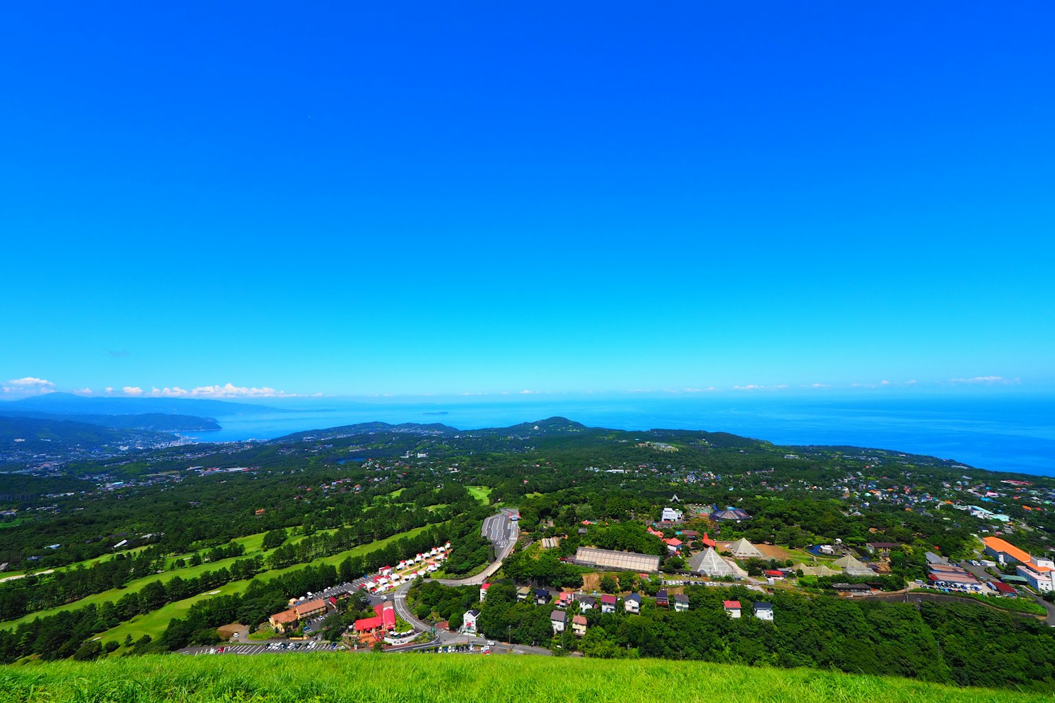 Vue panoramique de la mer avec ciel bleu et paysage verdoyant