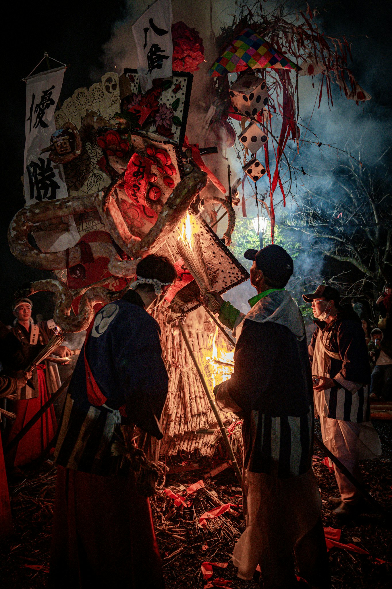 左义长祭典中火焰与烟雾中的达什
