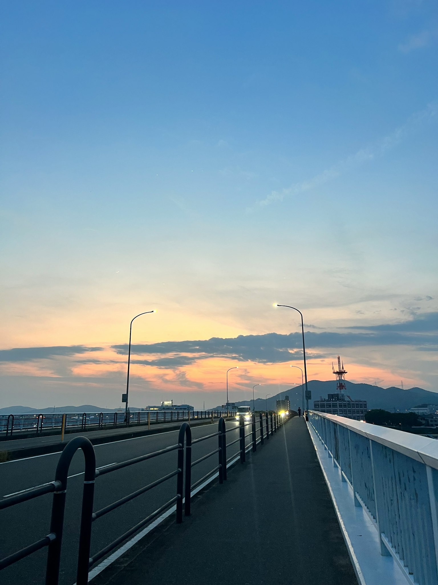 아름다운 일몰이 있는 다리의 경치