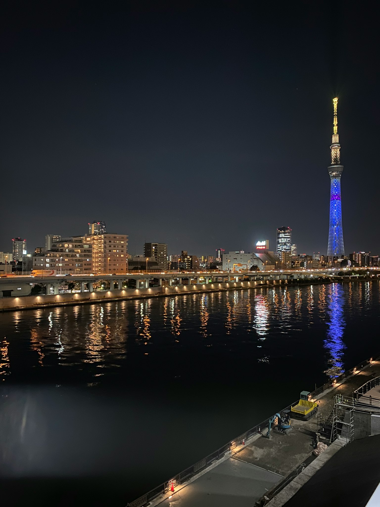 夜間照亮的東京晴空塔和河流的倒影