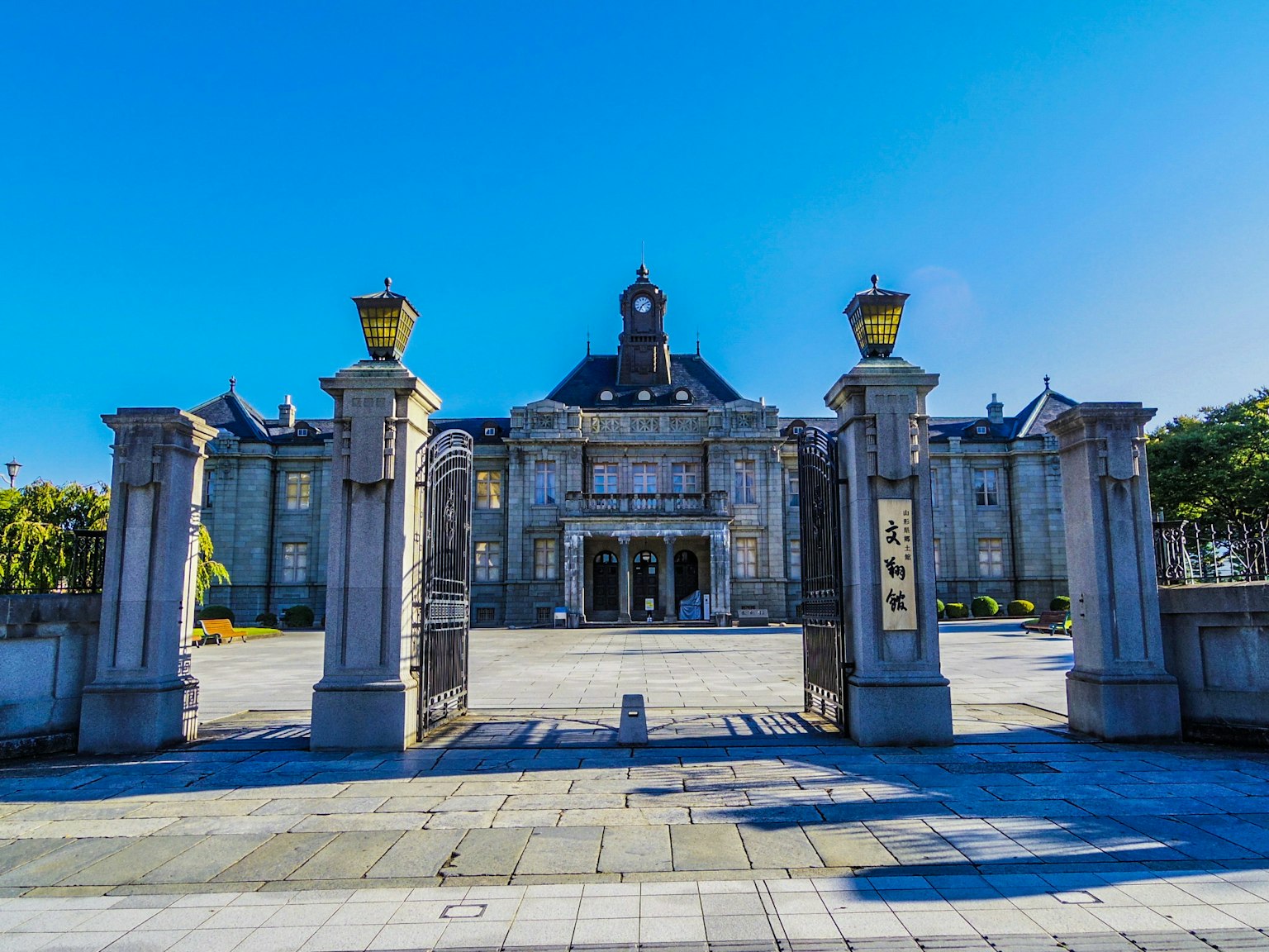 Grandioso ingresso di un edificio maestoso sotto un bel cielo blu