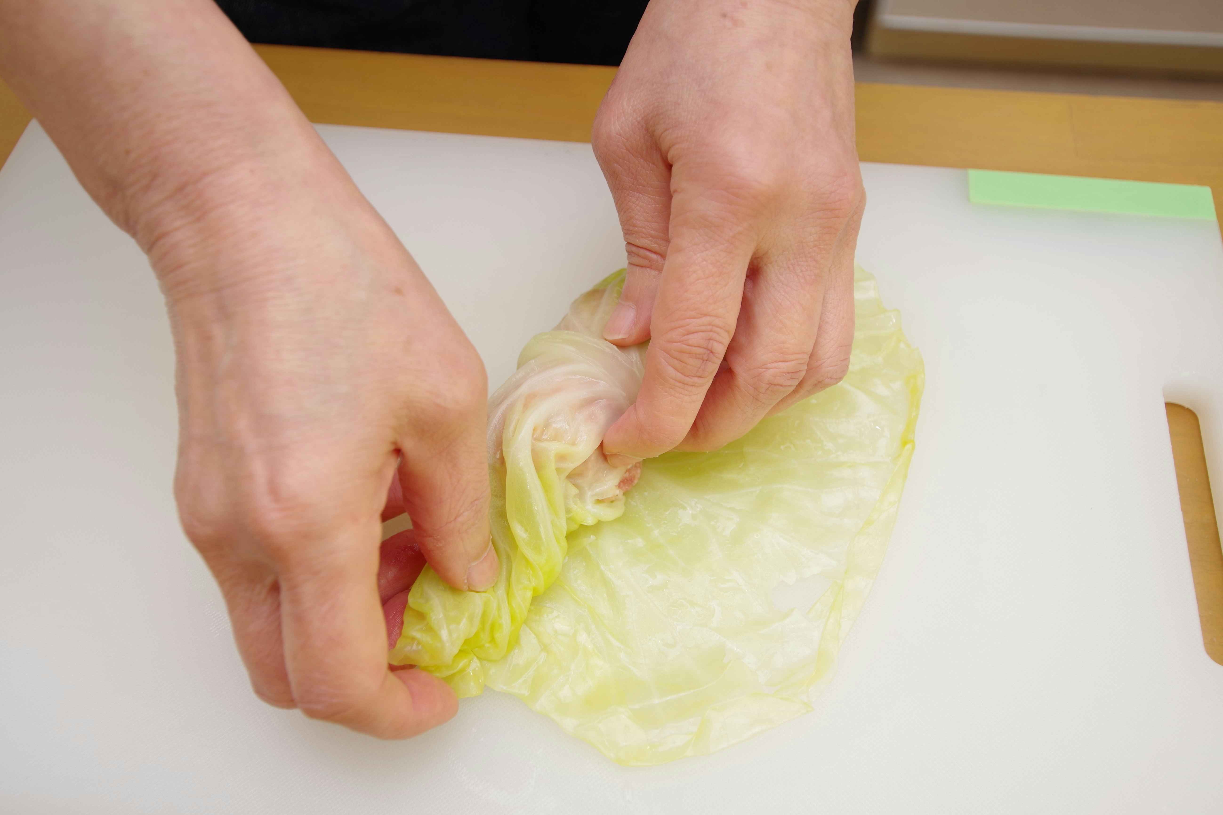 手で包むように丸める黄色い布