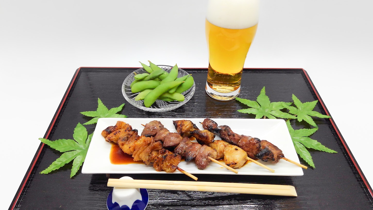 Spiedini di yakitori con edamame e birra