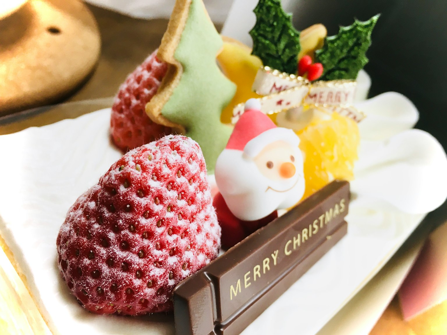 Dessert a tema natalizio con cioccolato di Babbo Natale e frutti decorati