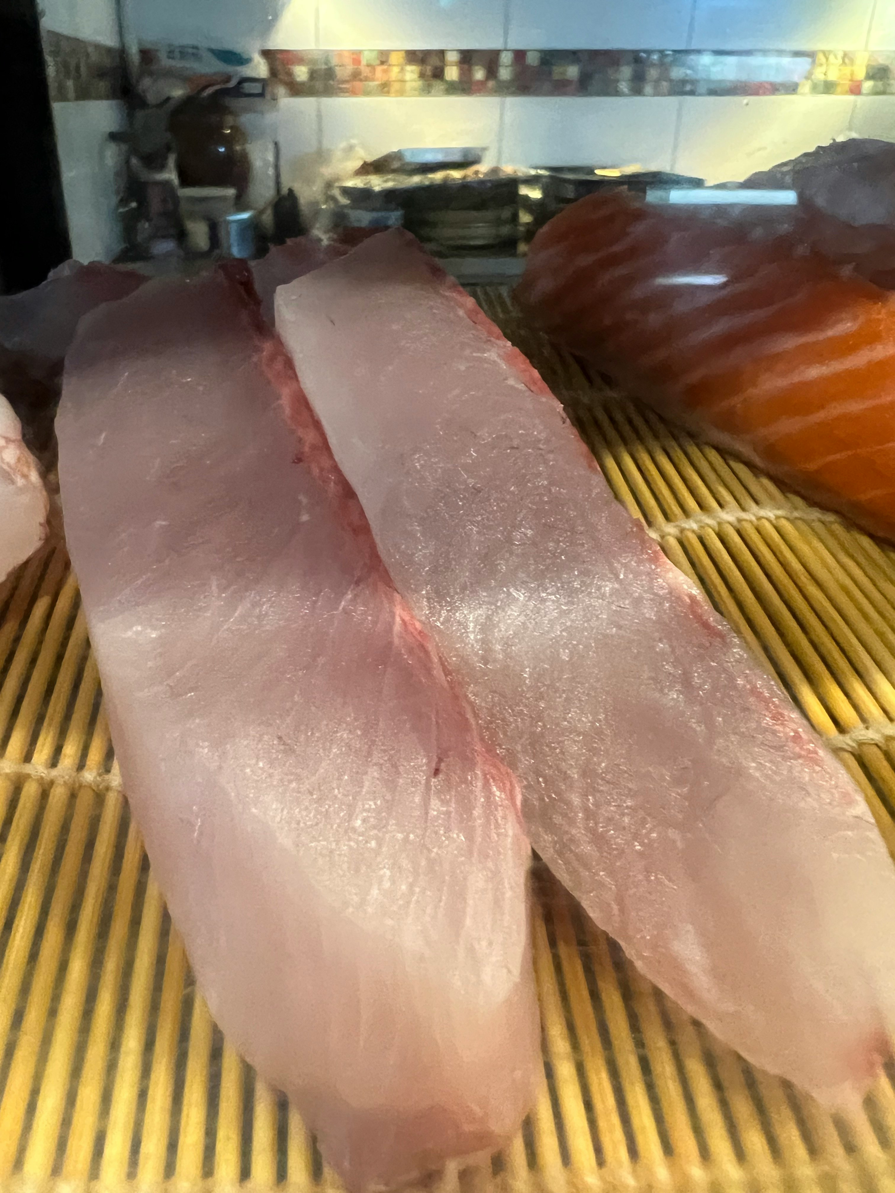 砧板上的生魚片切片與壽司配料