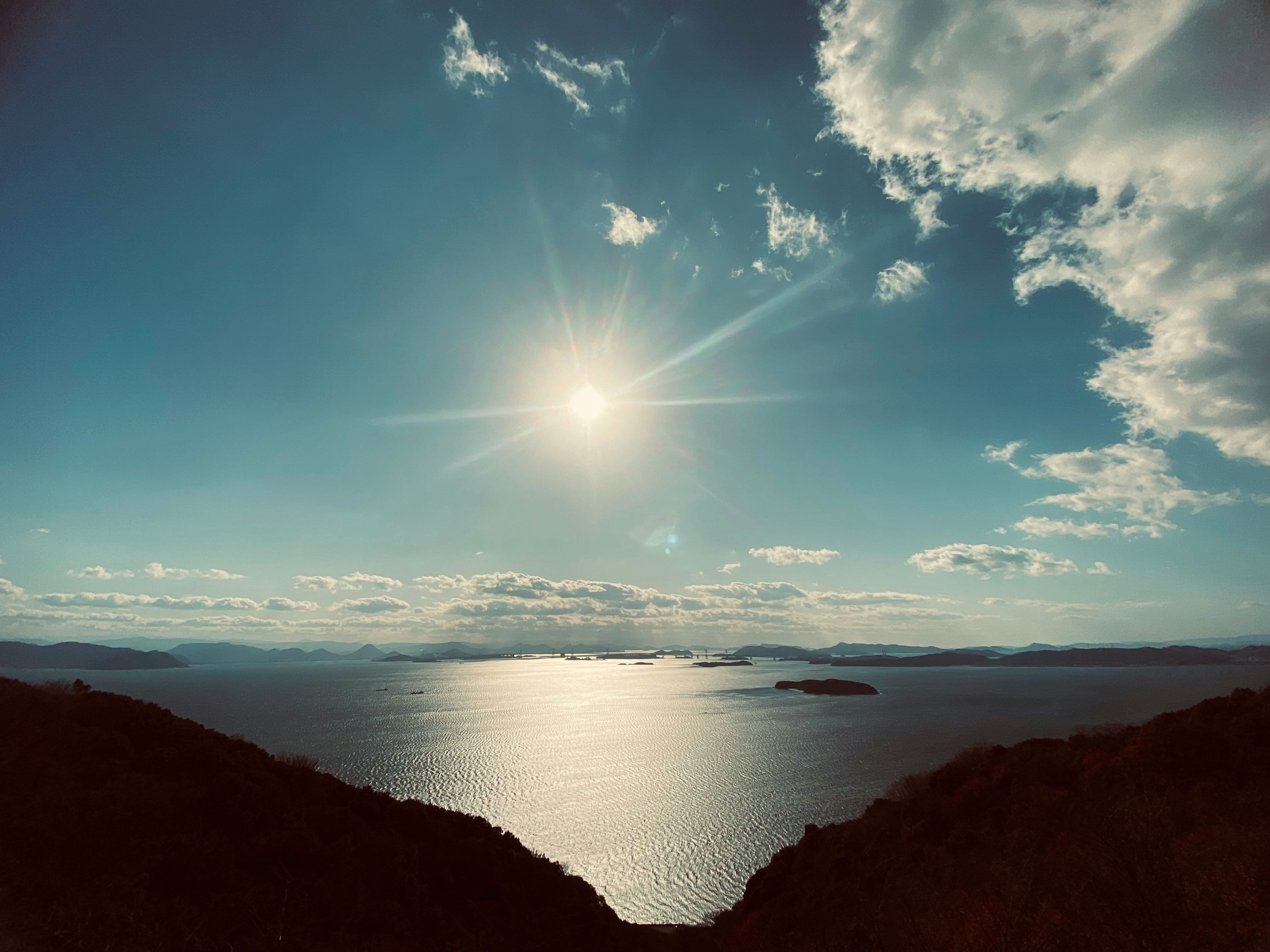 山から見た海と入江の夕景