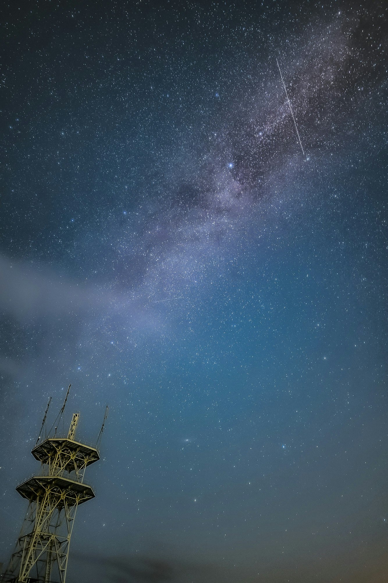 電波塔と夜空に広がる天の川の星空