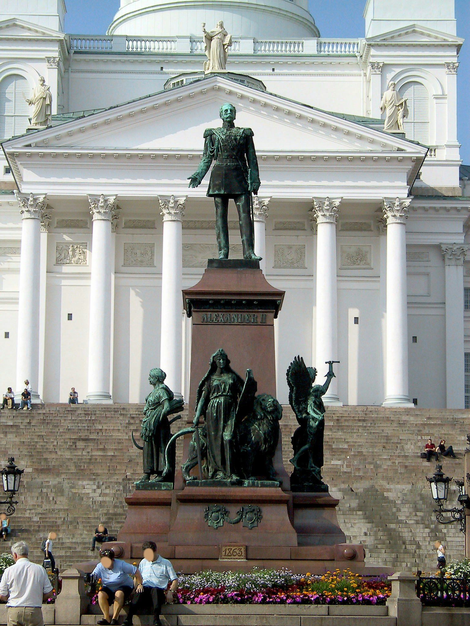 Patung Alexander II di depan Katedral Helsinki dengan patung-patung di sekitarnya
