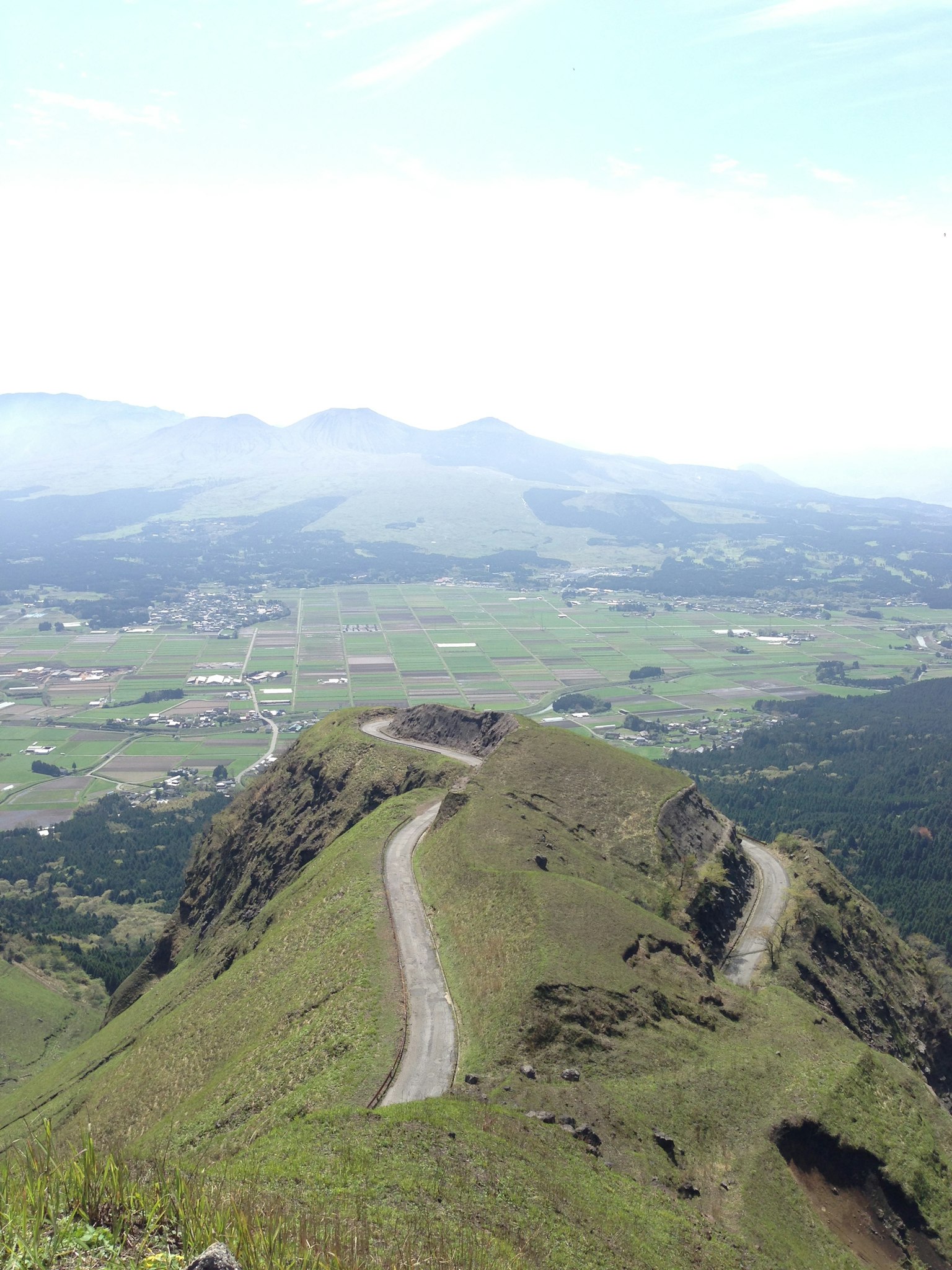 迷人的山景，绿丘和蜿蜒的小路