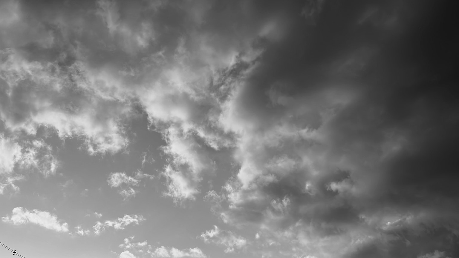 Gambar langit dengan awan hitam putih