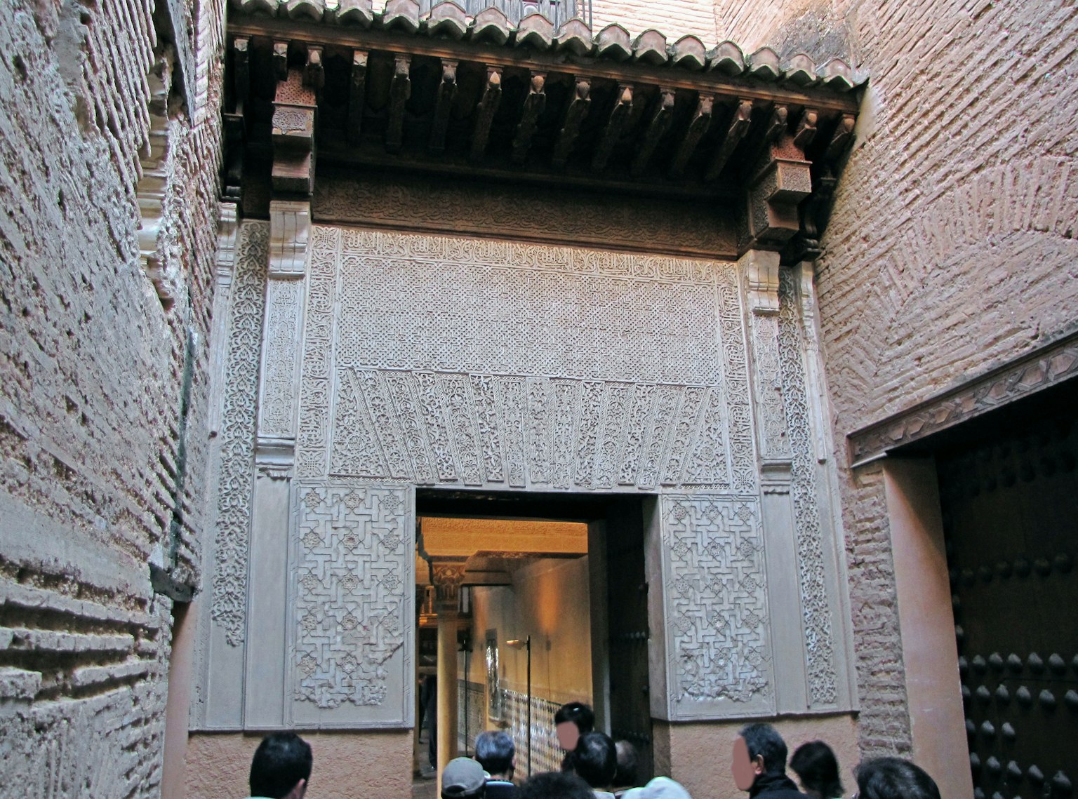 歷史建築，特色裝飾性入口和詳細的周圍牆壁