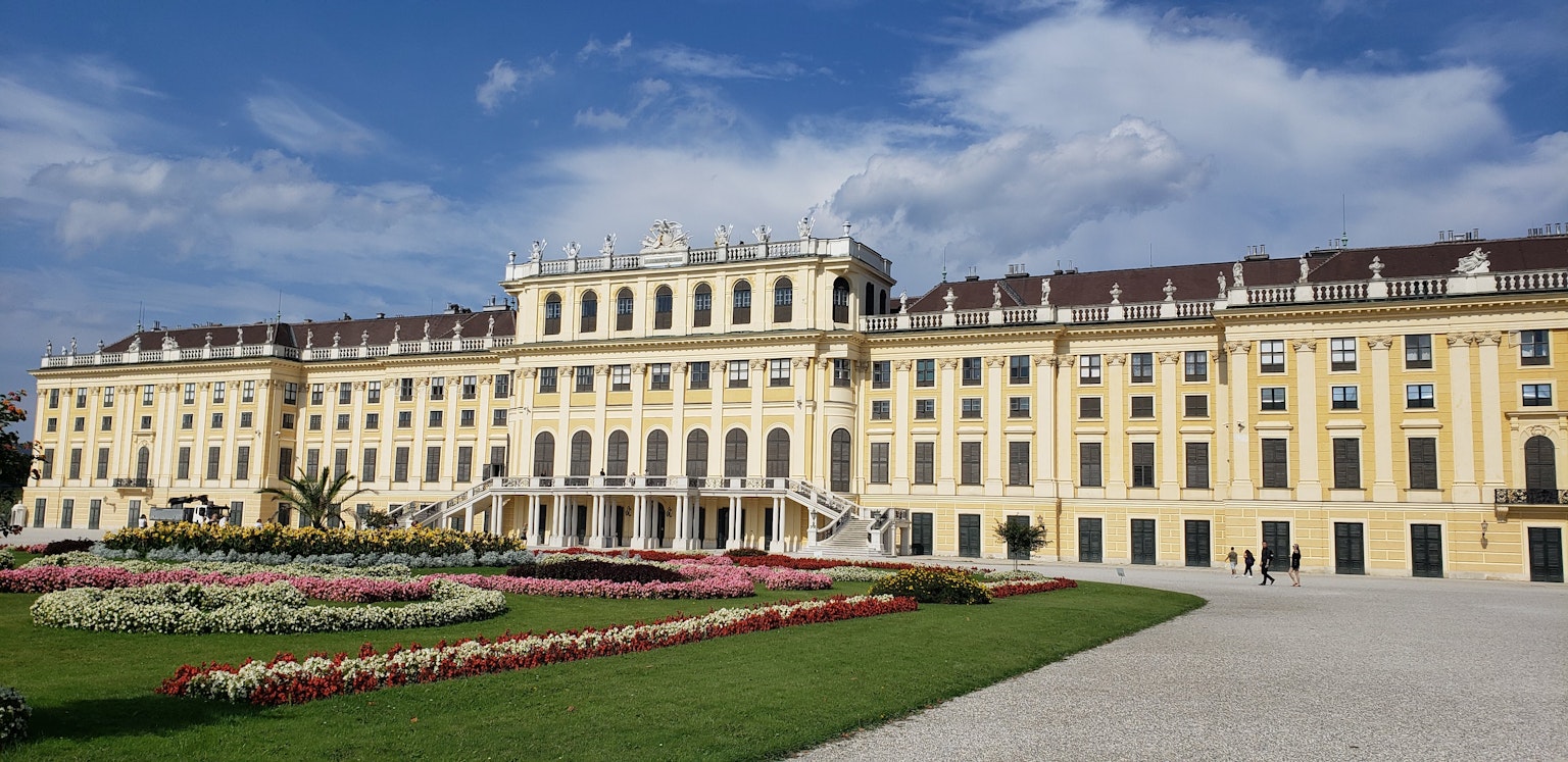 Cung điện Baroque đẹp ở Vienna với vườn rộng rãi