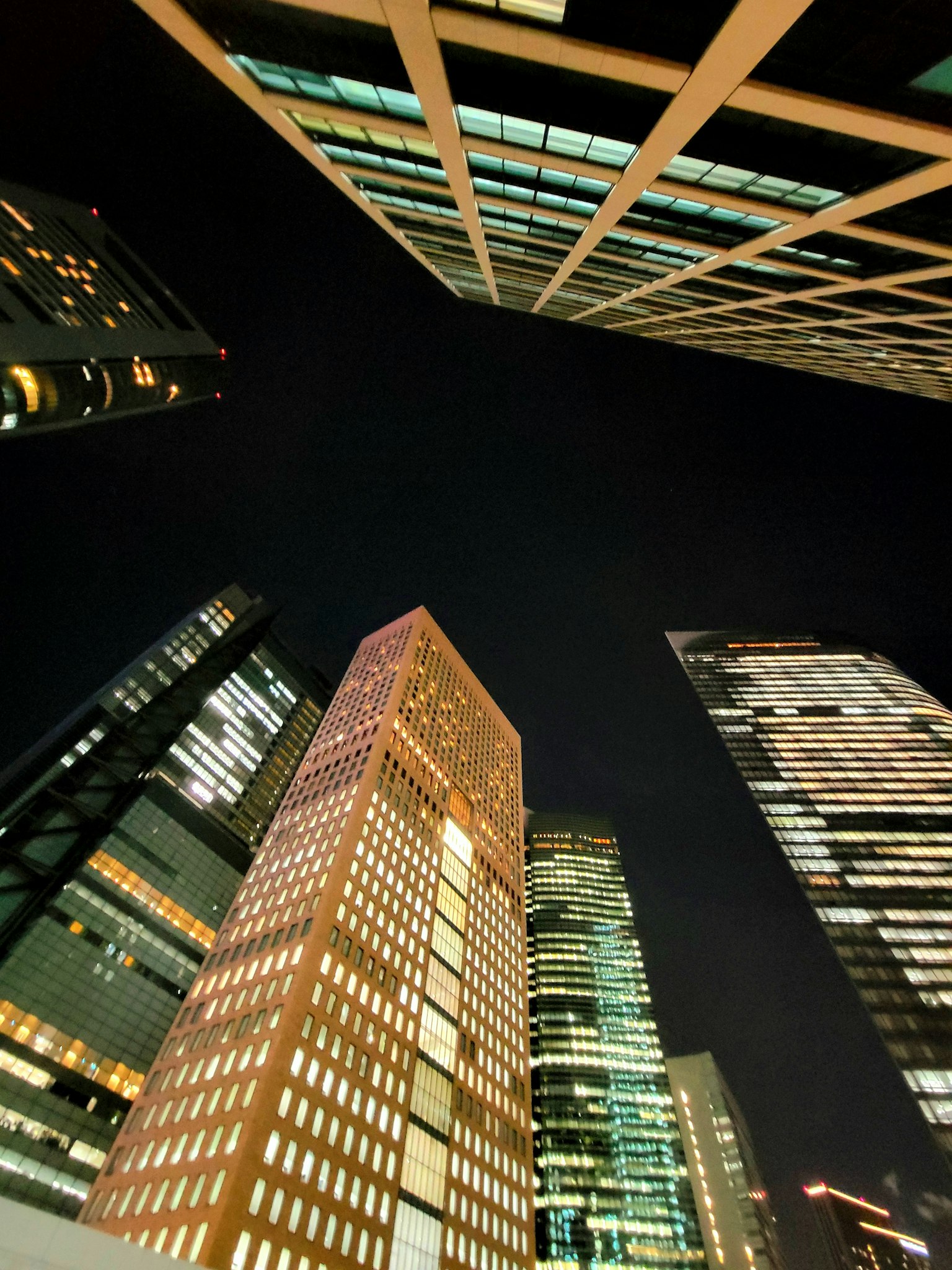 夜晚城市景觀的視角 交錯的摩天大樓