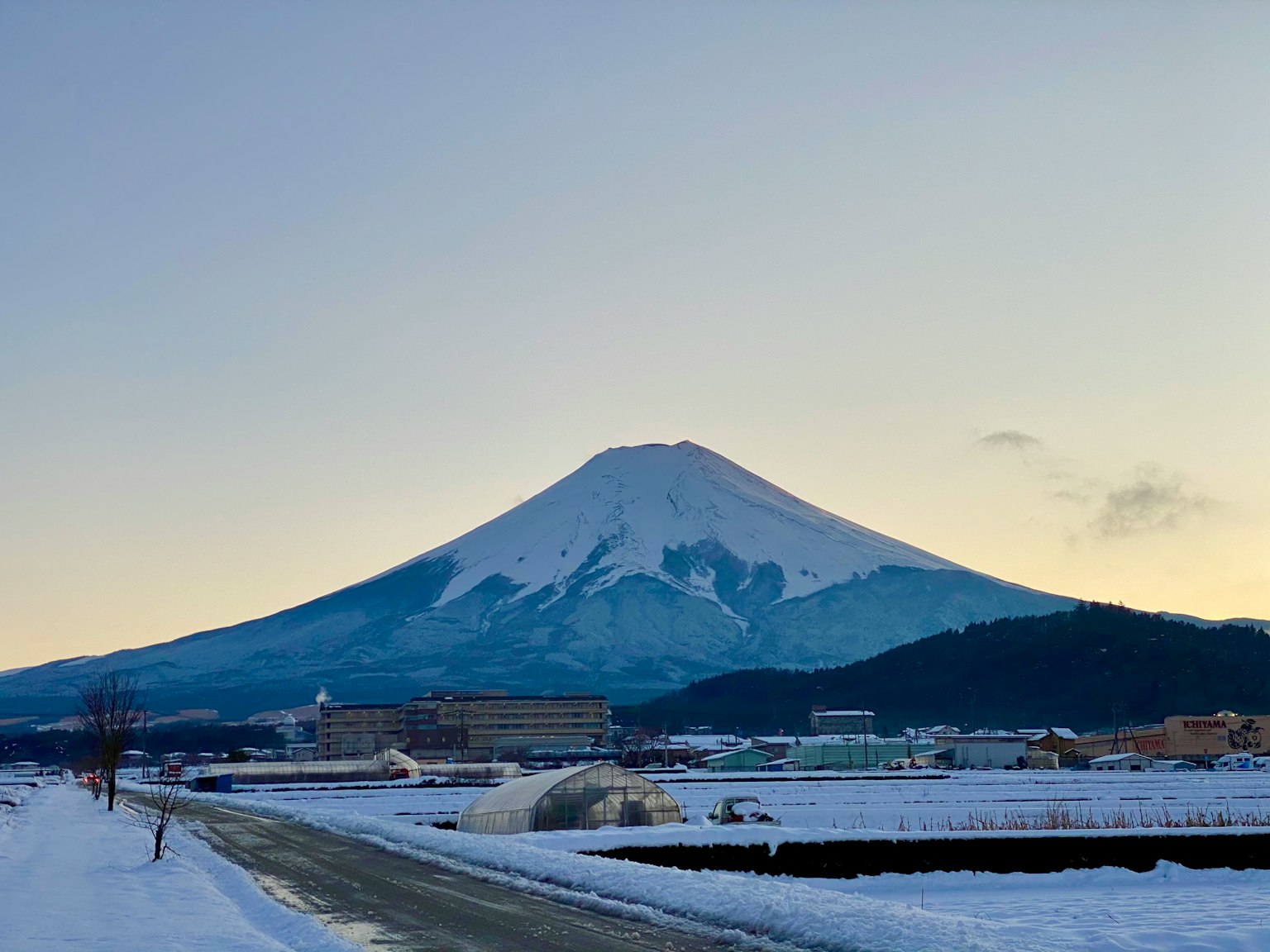 雪覆蓋的富士山美麗風景