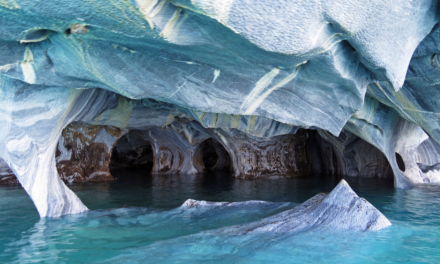 Schöne Aussicht auf das Innere der Marmorgrotte umgeben von blauem Wasser