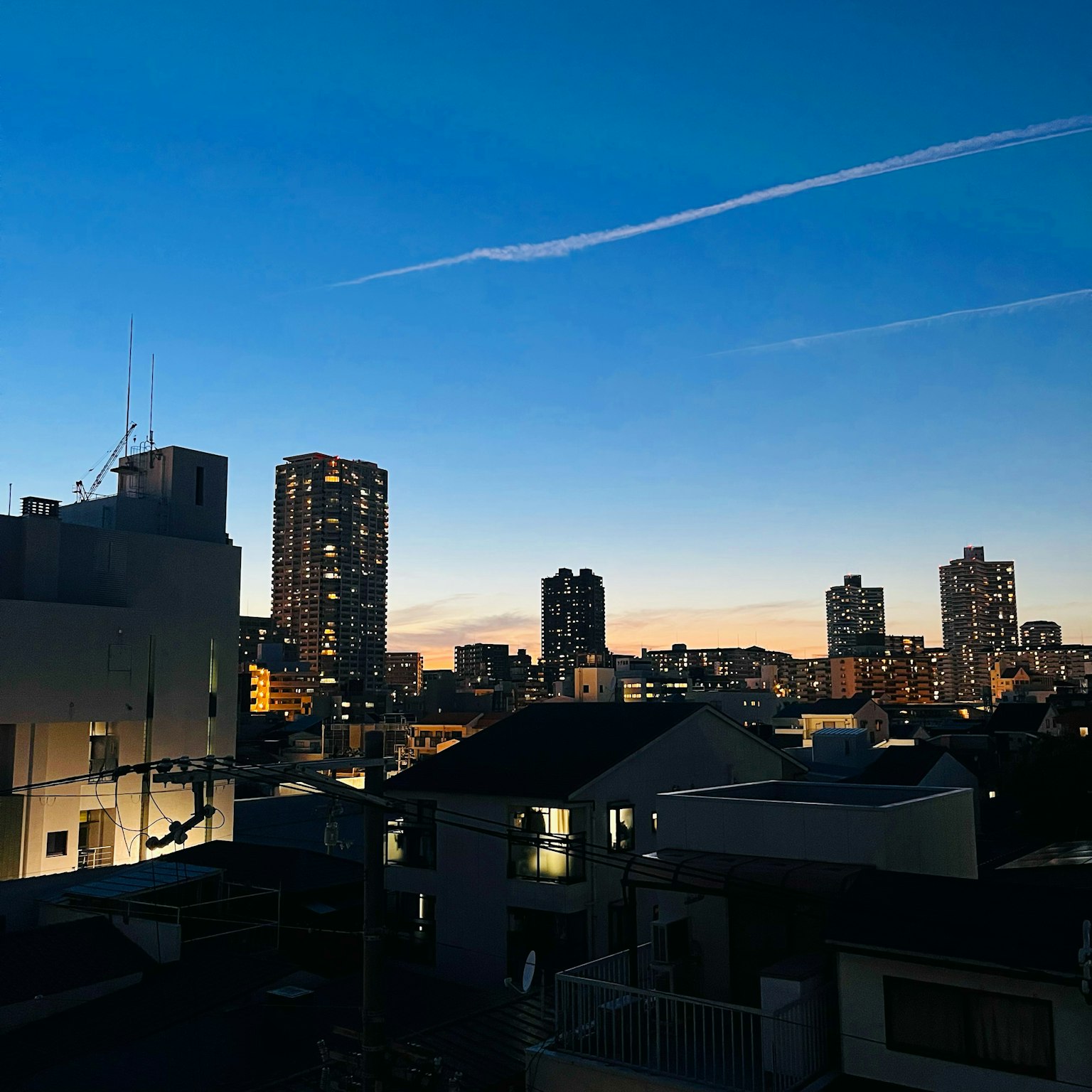 Pemandangan kota Tokyo saat senja dengan gedung-gedung dan langit biru